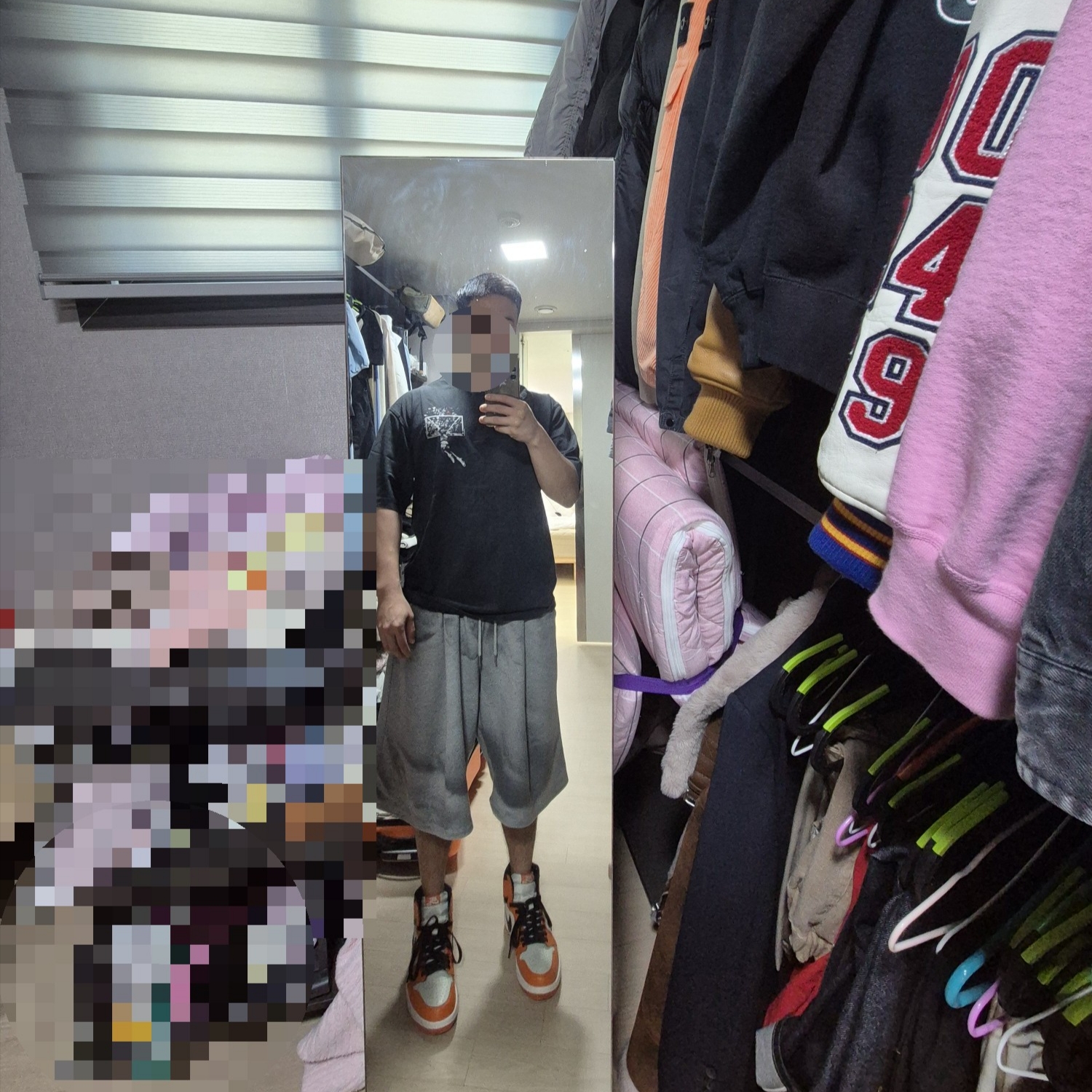 Jordan 1 Retro High OG Reverse Shattered Backboard, Jordan Brooklyn Oversized Graphic T-Shirt Off Noir Sail (IB3297-045) 착용 스타일 - 2