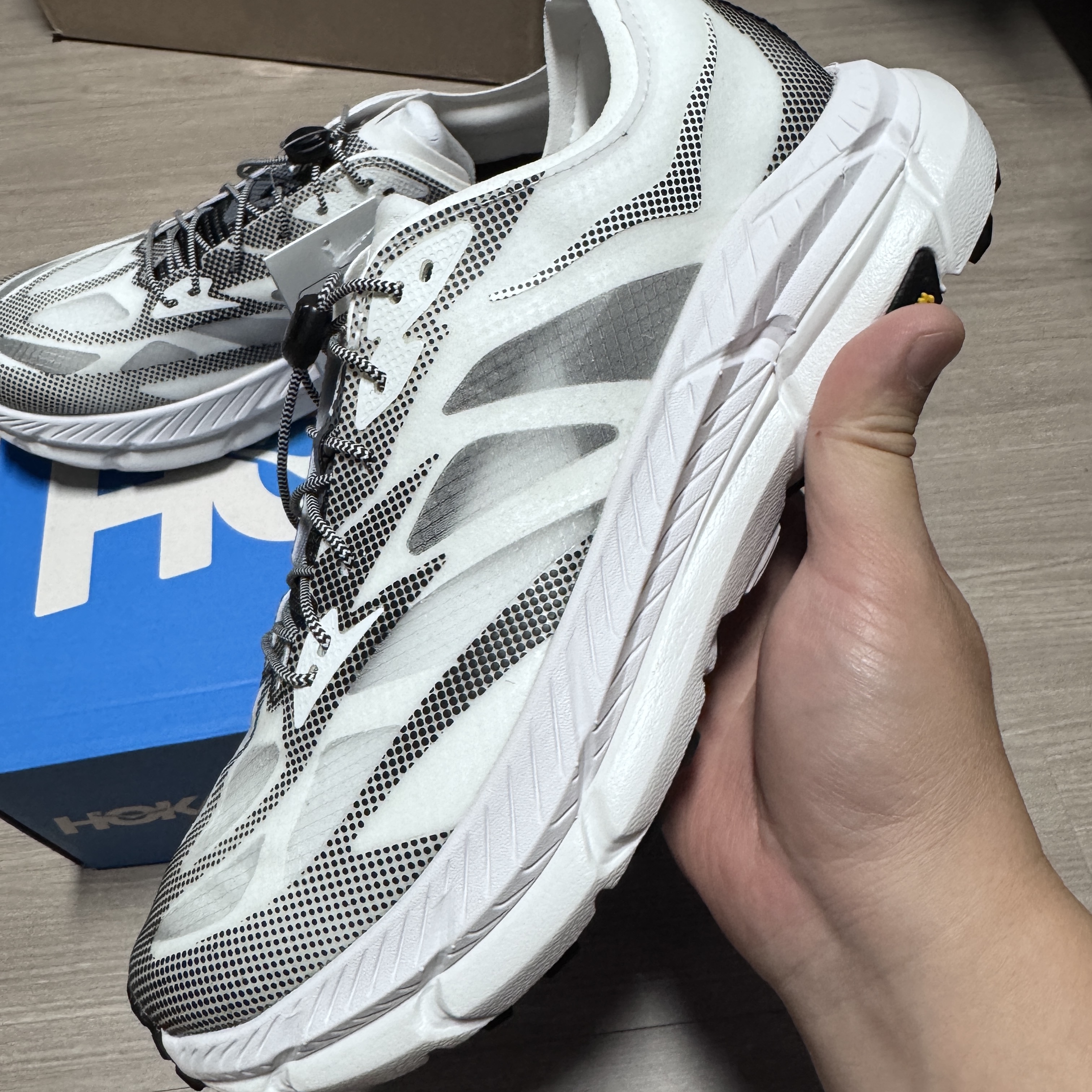 Hoka Mafate Speed 4 Lite White Black 착용 스타일 - 2