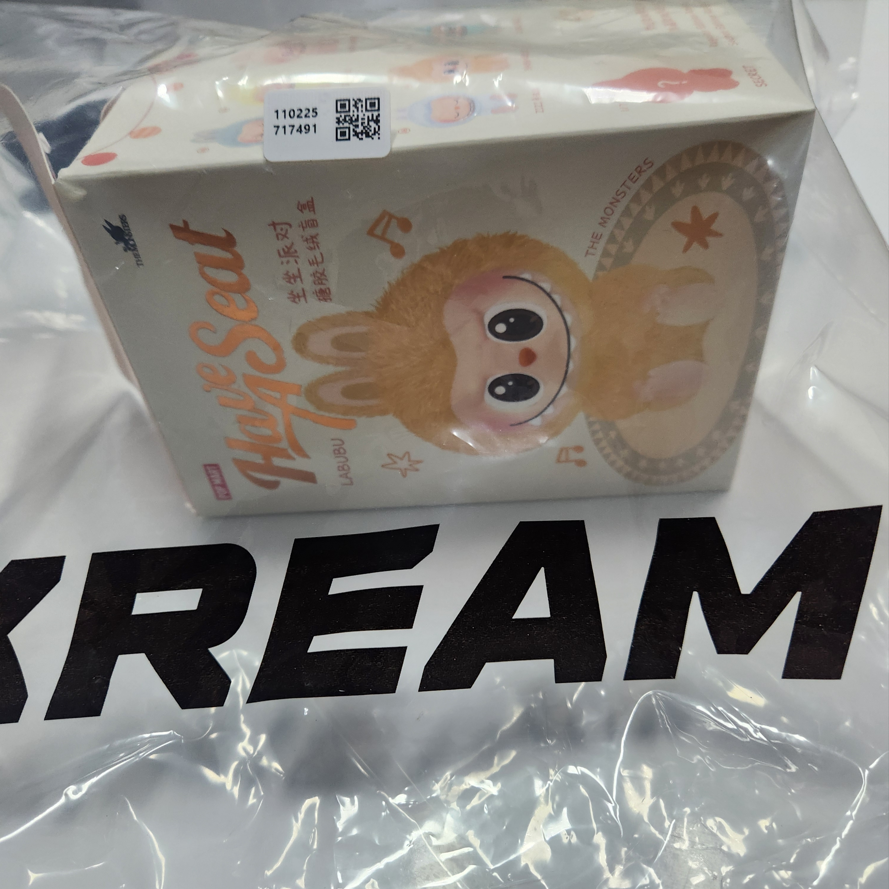 Pop Mart Labubu Let's Play Together Doll Series Ququ Keyring (Opened Case) 착용 스타일 - 1