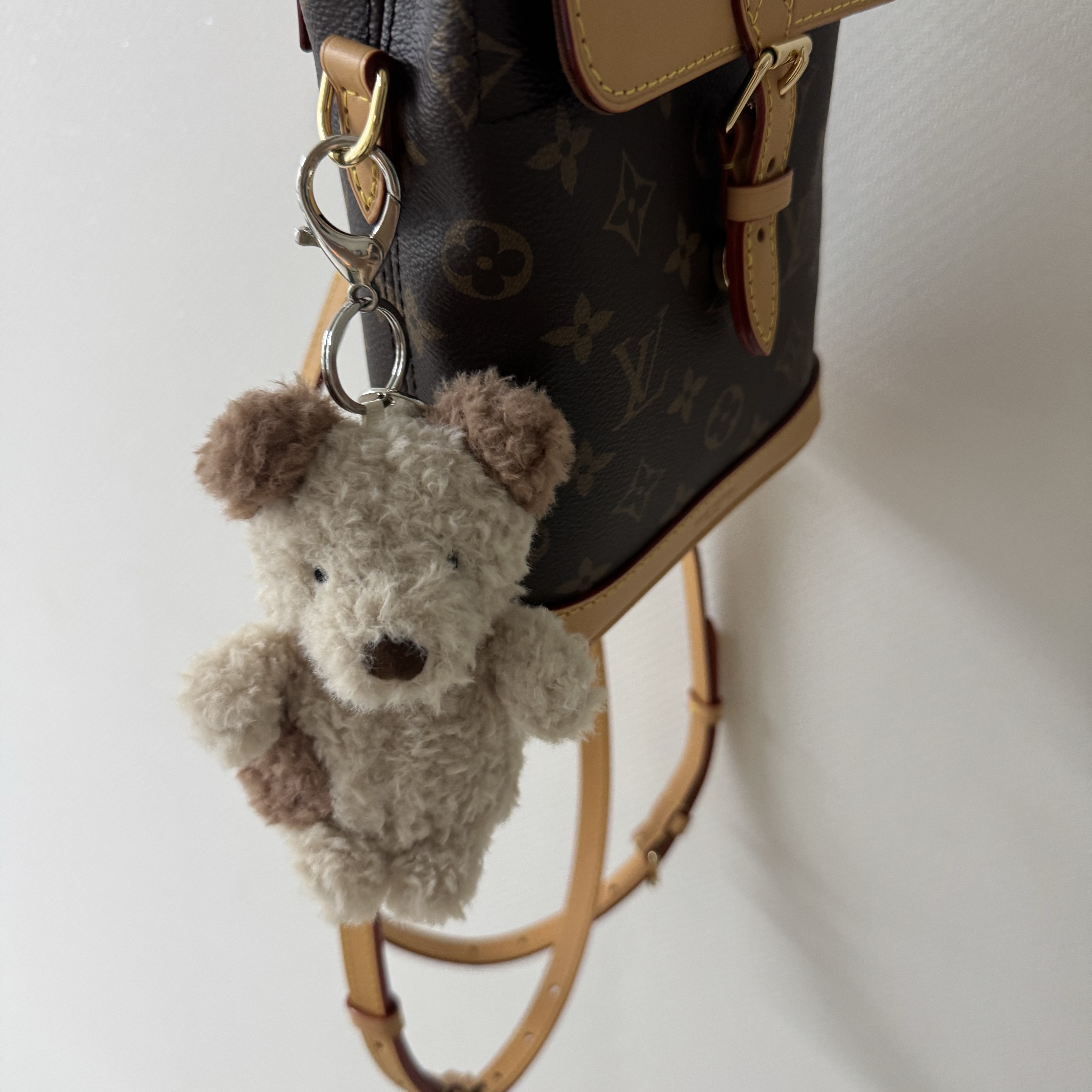 Jellycat Little Pup Bag Charm Nougat Chocolate 착용 스타일 - 1