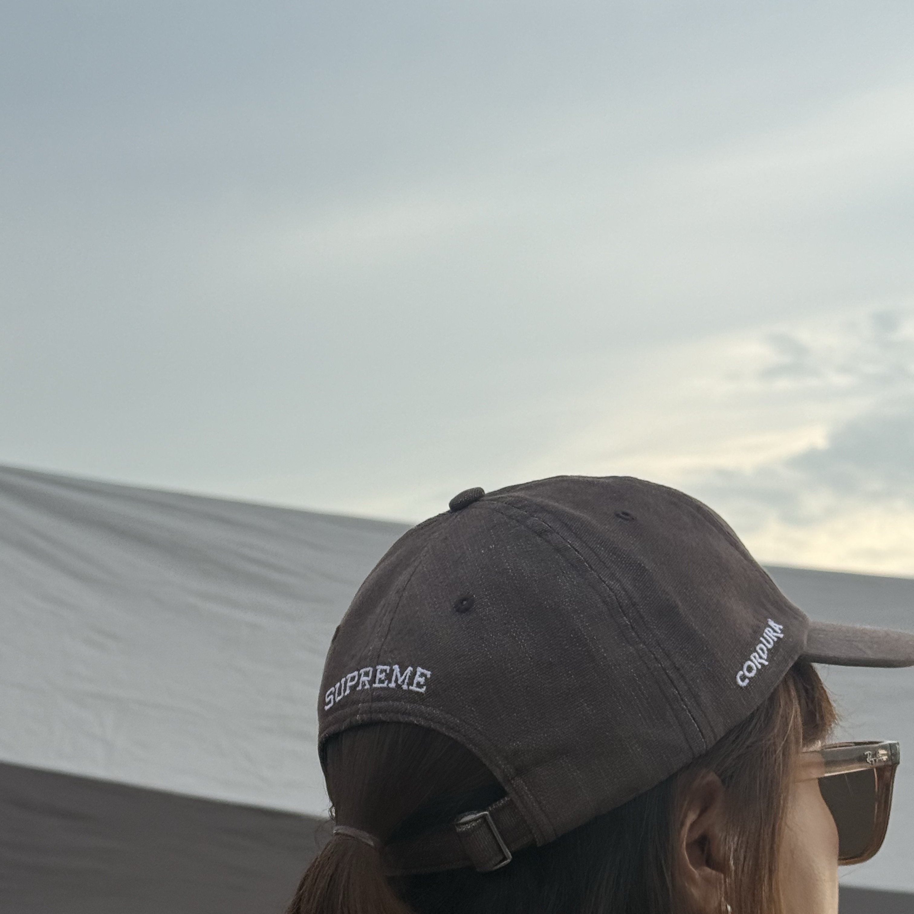 Supreme Cordura Denim S Logo 6-Panel Brown - 25SS 착용 스타일 - 2