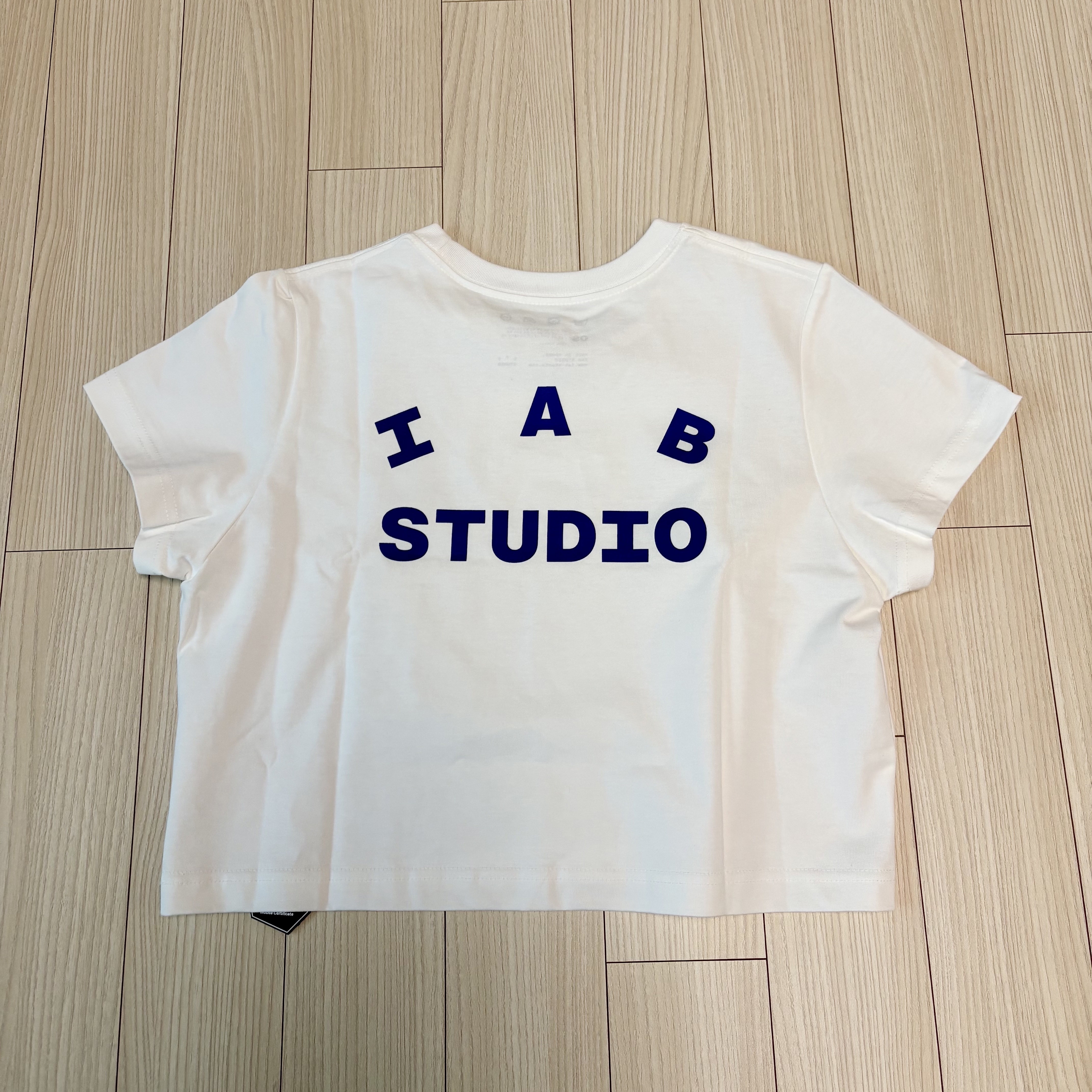 IAB Studio Cropped T-Shirt White Navy 착용 스타일 - 1