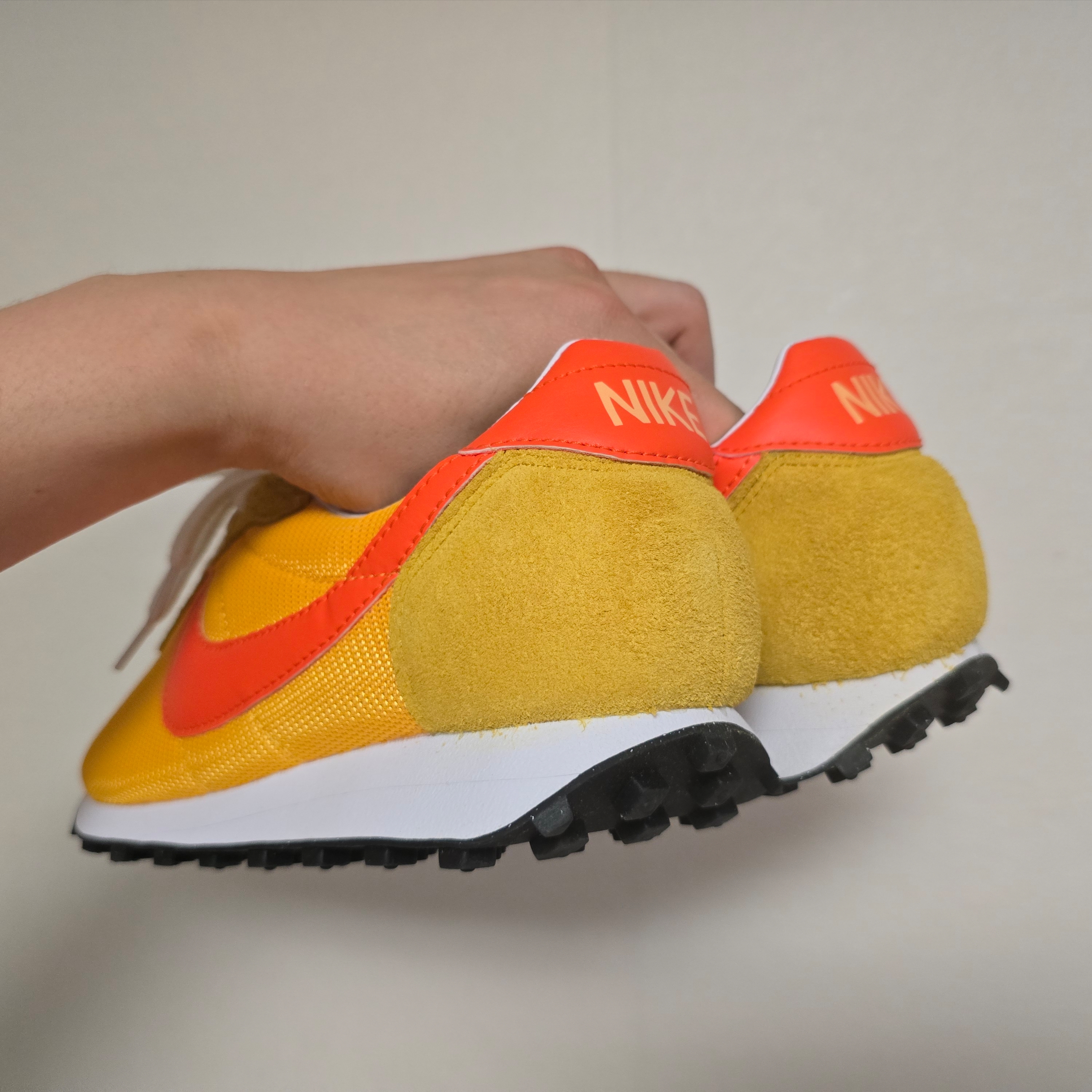 Nike LD-1000 SP University Gold and Safety Orange 착용 스타일 - 3