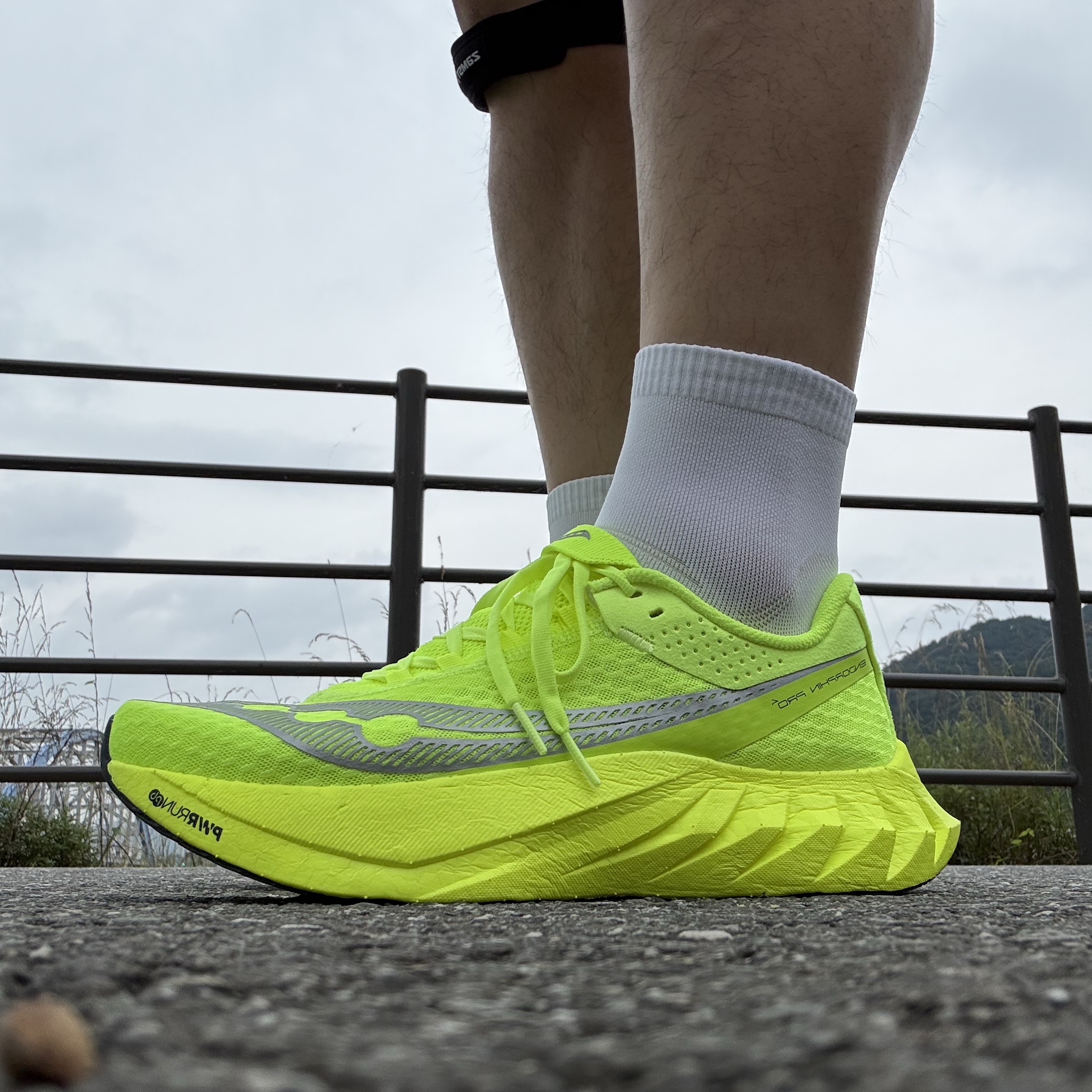 Saucony Endorphin Pro 4 Citron Silver 착용 스타일 - 2
