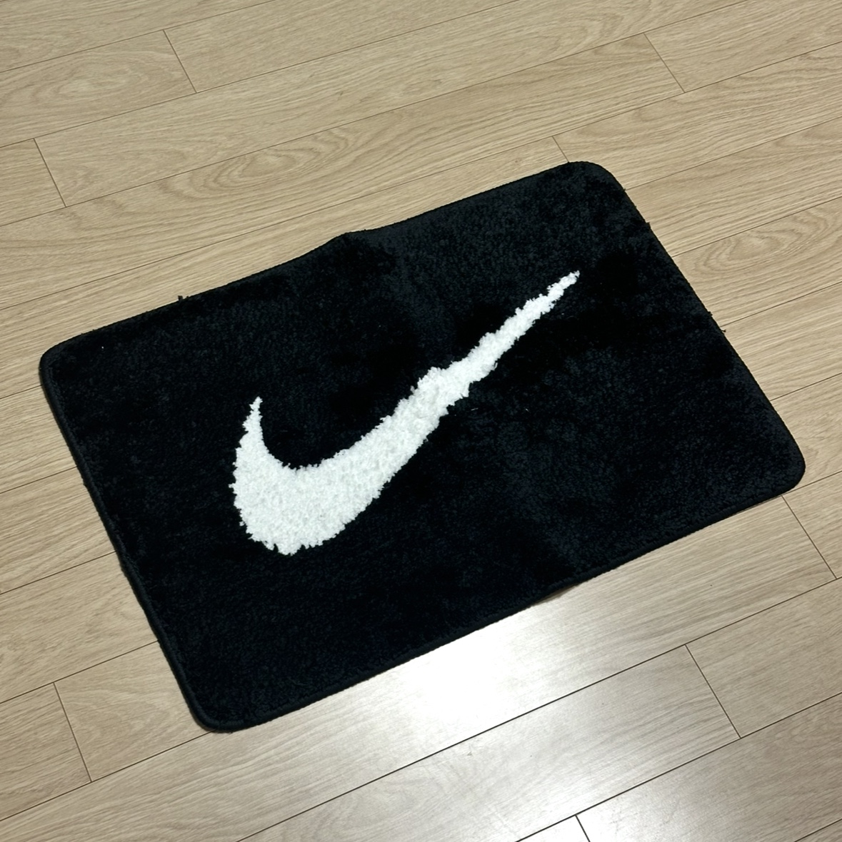 Nike Swoosh Rug Black White 착용 스타일