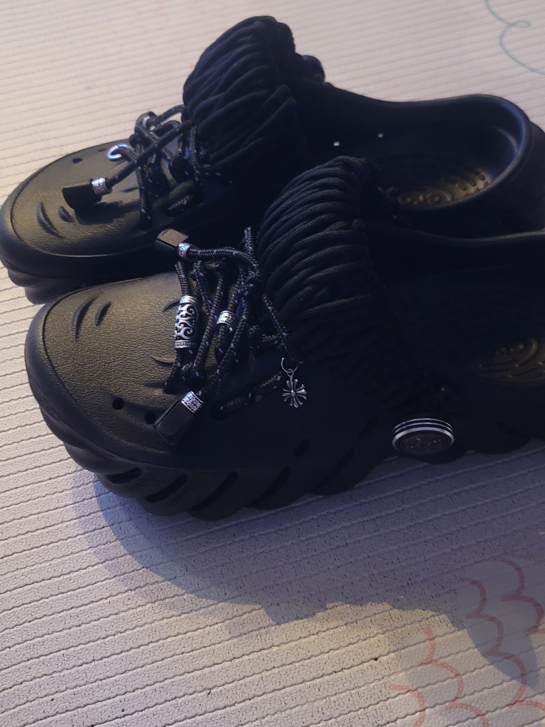 Crocs Echo Clog Black 착용 스타일 - 2