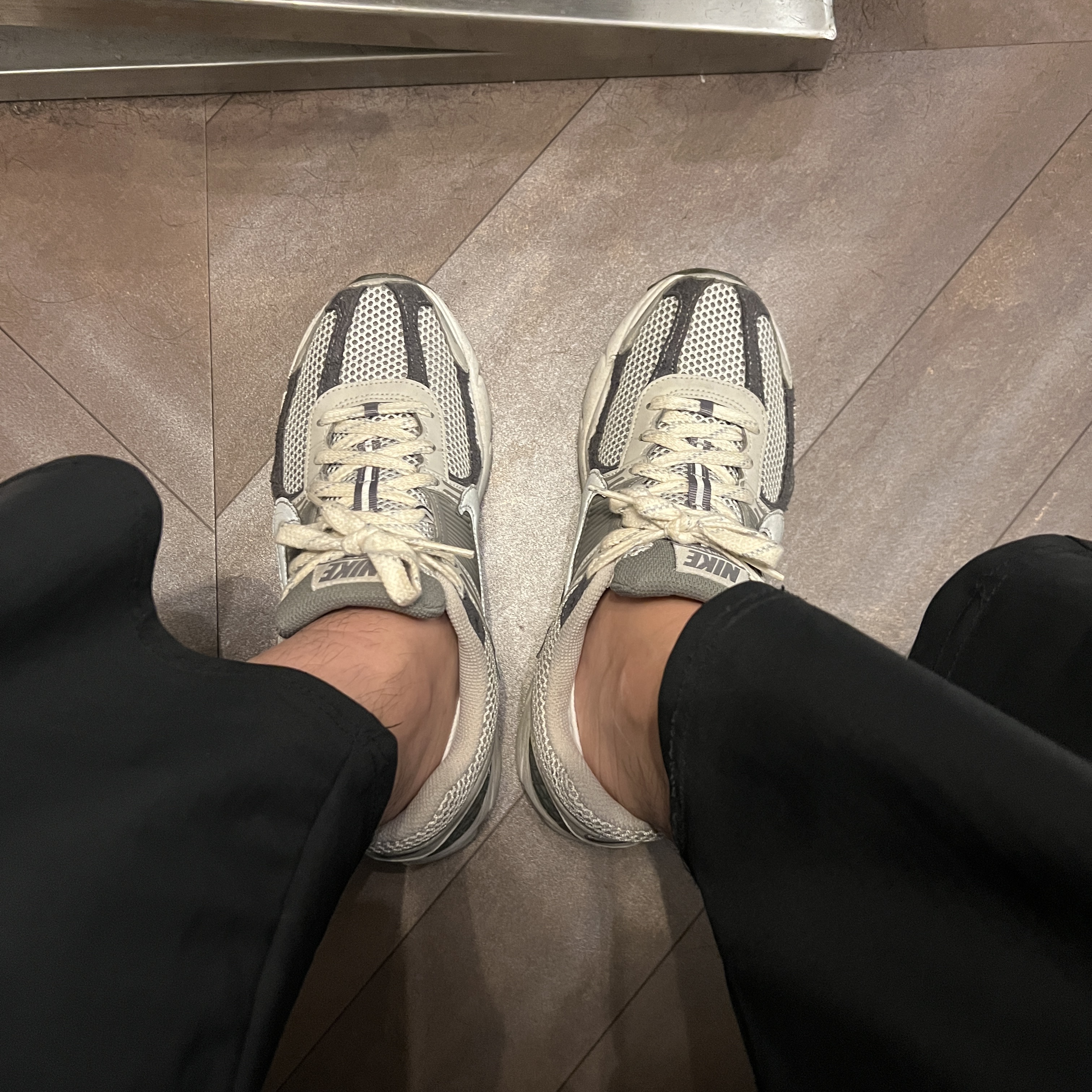 Nike Zoom Vomero 5 PRM Light Iron Ore and Flat Fewter 착용 스타일 - 1