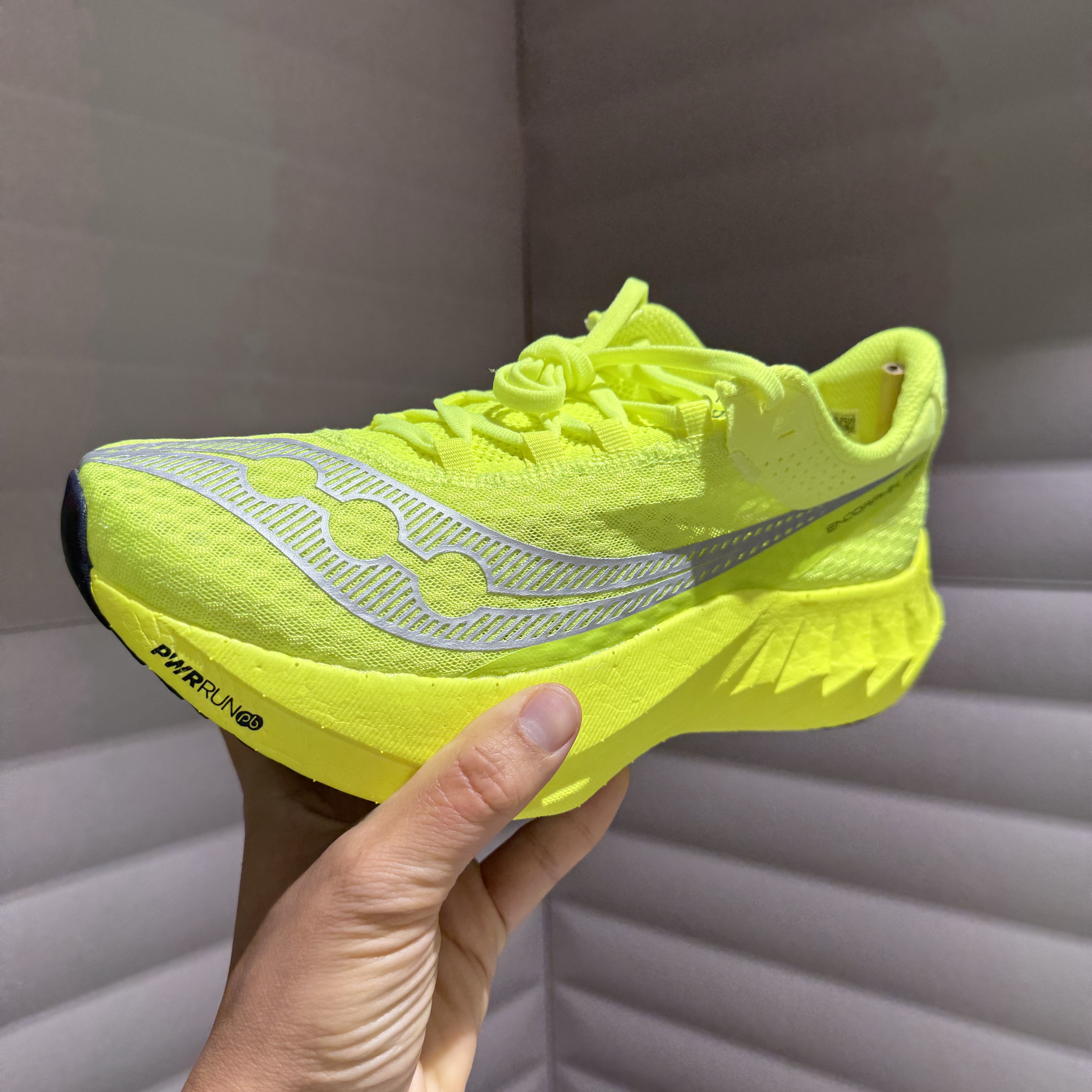 Saucony Endorphin Pro 4 Citron Silver 착용 스타일 - 1