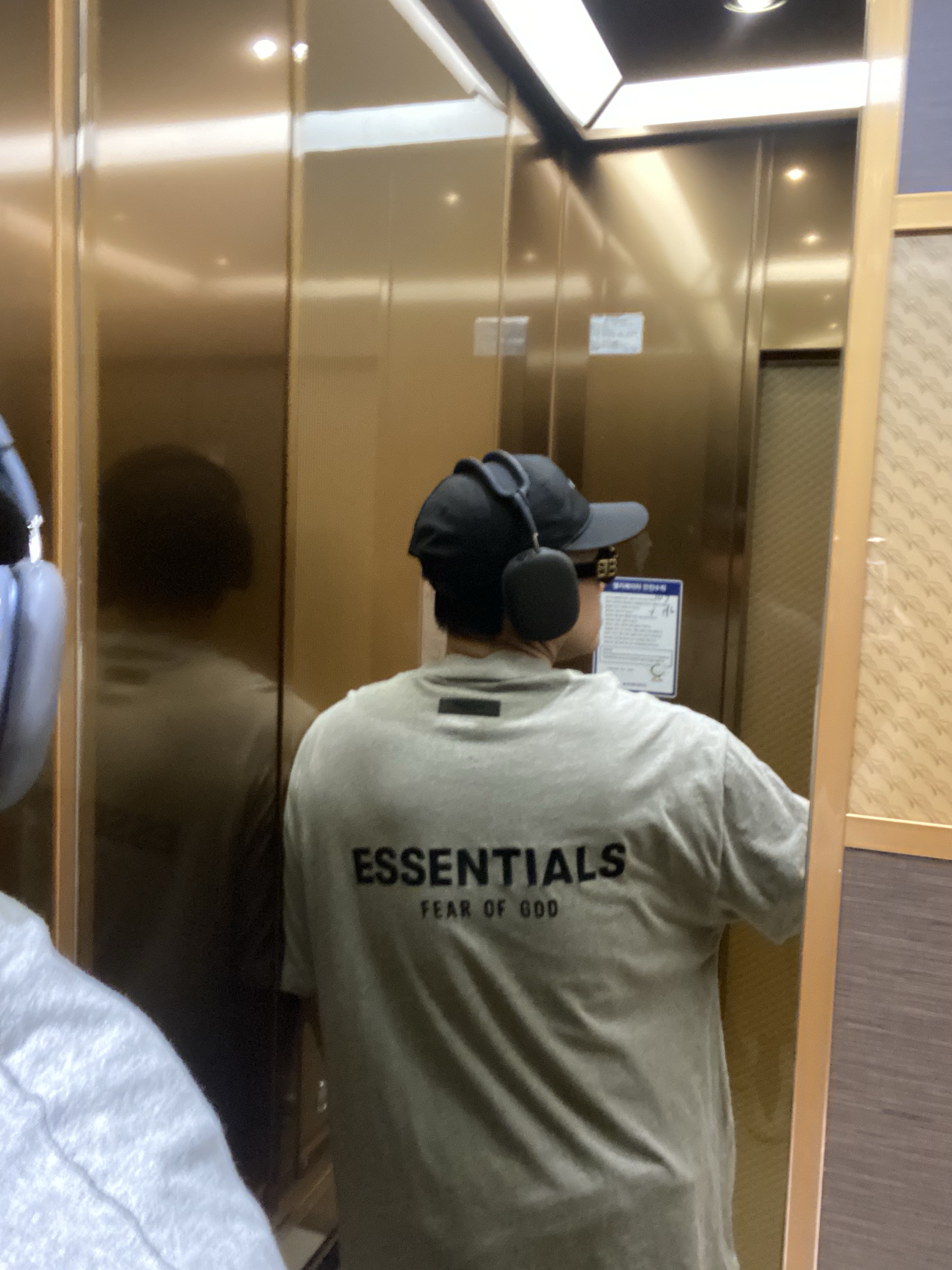 Apple AirPods Max USB C Midnight (Korean Ver.), Essentials x New Era Retro Crown Strapback Black 착용 스타일 - 2