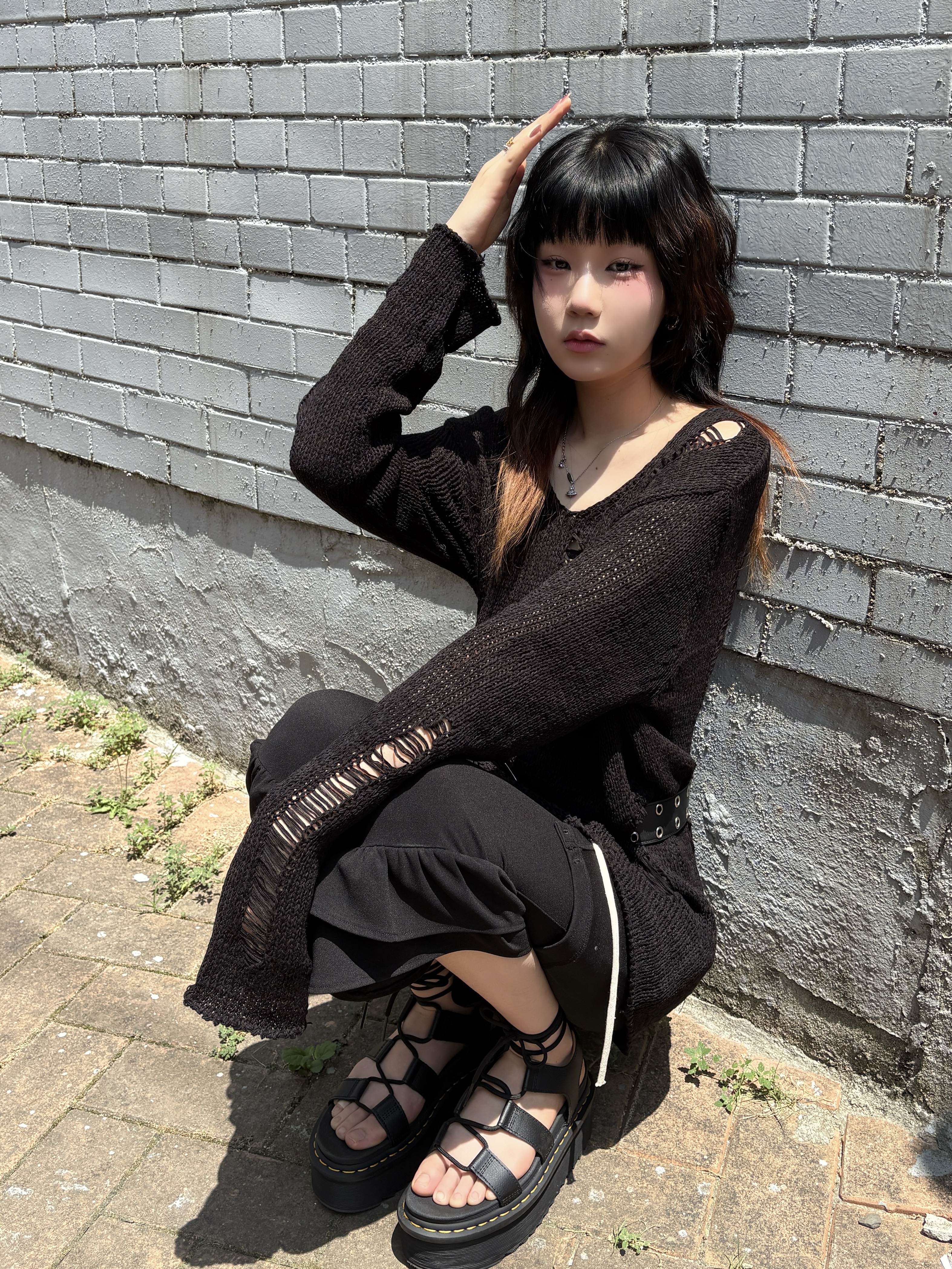 Dr. Martens Women Nartilla Athena Leather Gladiator Platform Sandals Black 착용 스타일 - 3