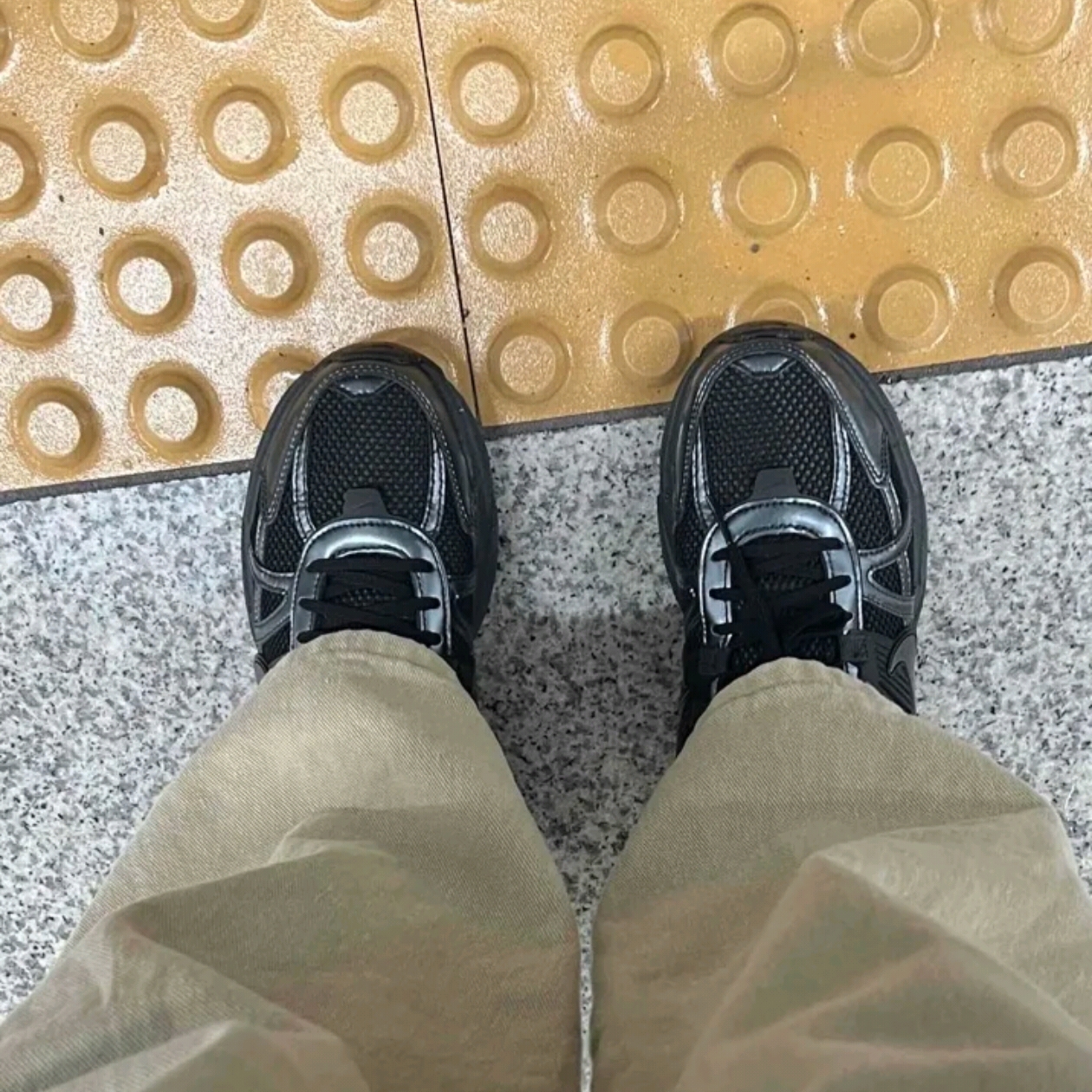 Nike V2K Run Black Anthracite 착용 스타일