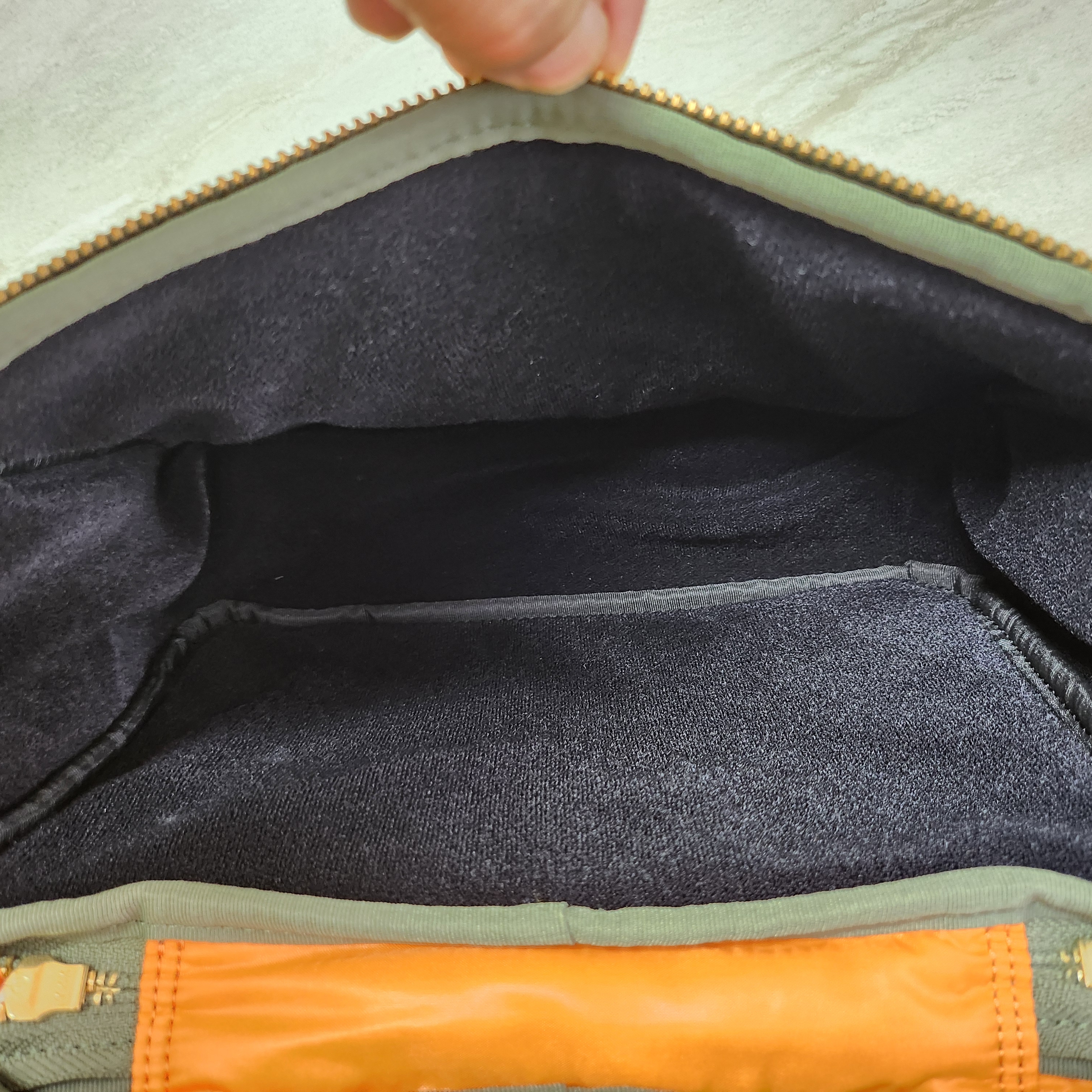 Porter Tanker Camera Bag Sage Green 착용 스타일 - 6