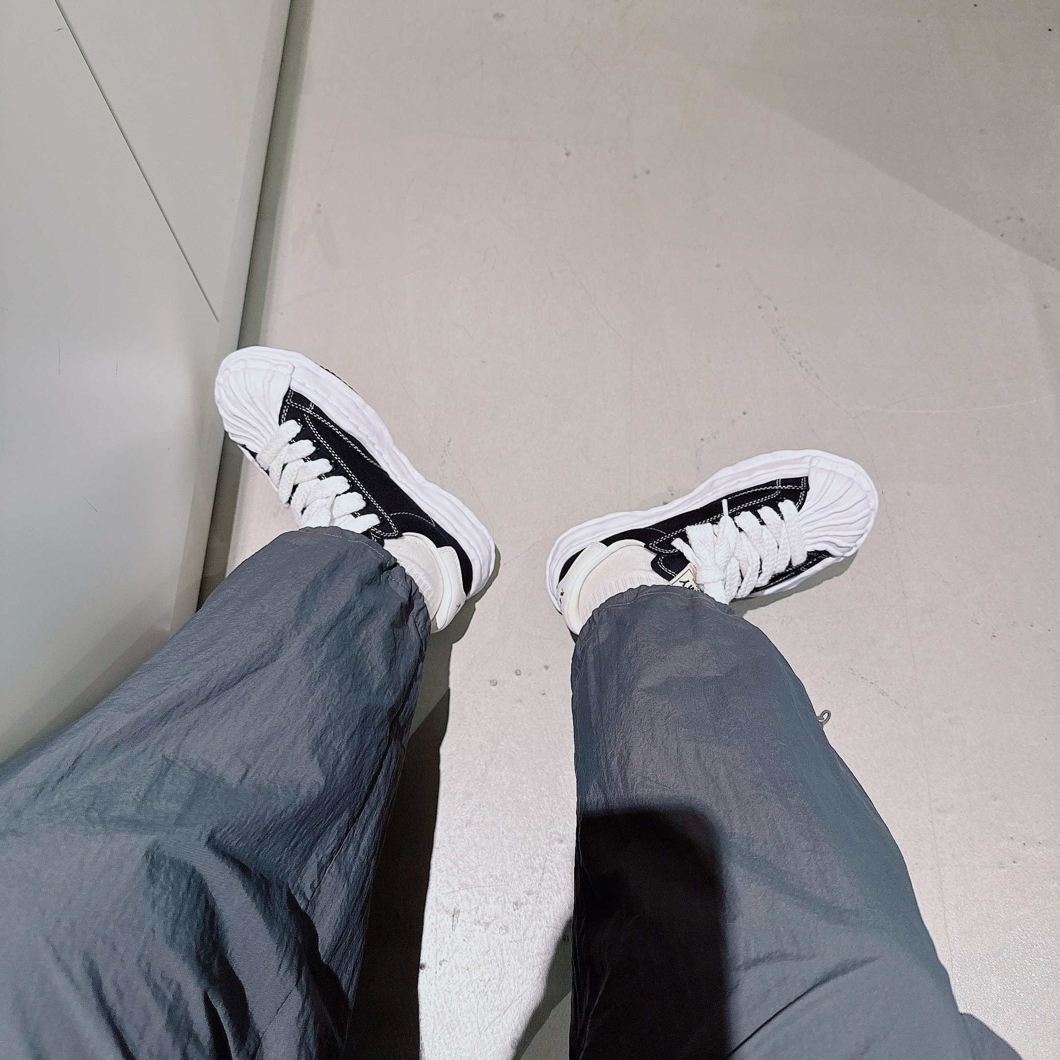 Maison Mihara Yasuhiro Blakey OG Sole Canvas Low-top Sneakers Black White 착용 스타일 - 1