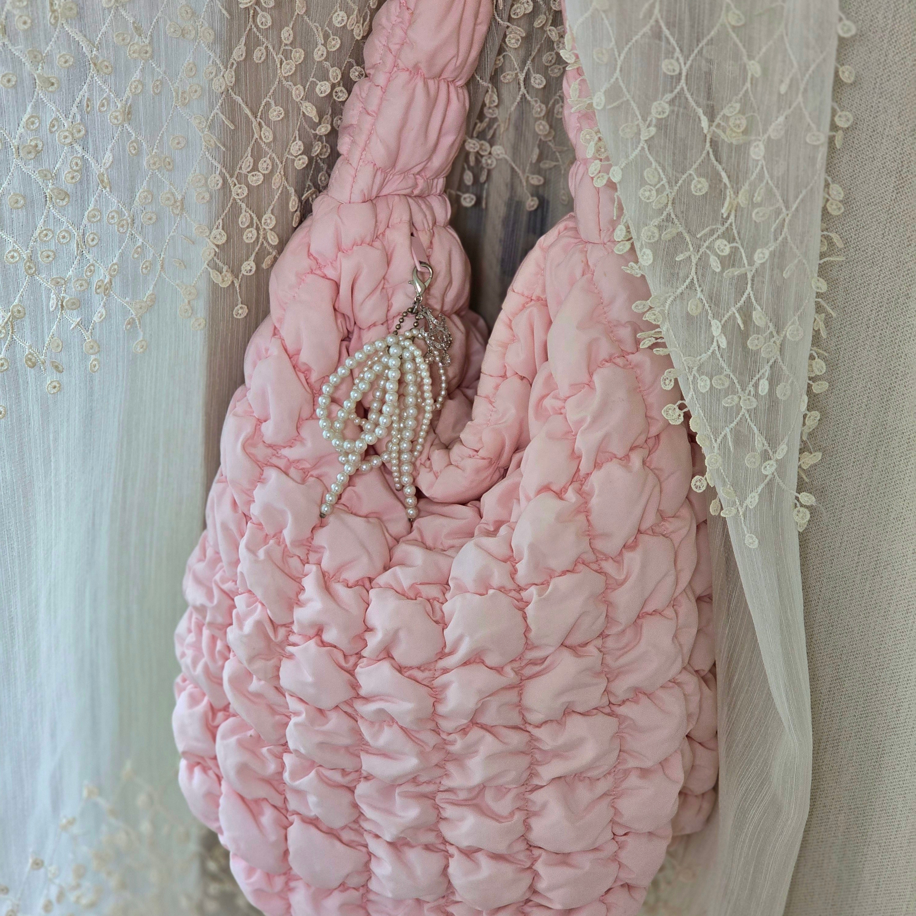 COS Quilted Mini Tote Bag Light Pink 착용 스타일 - 1