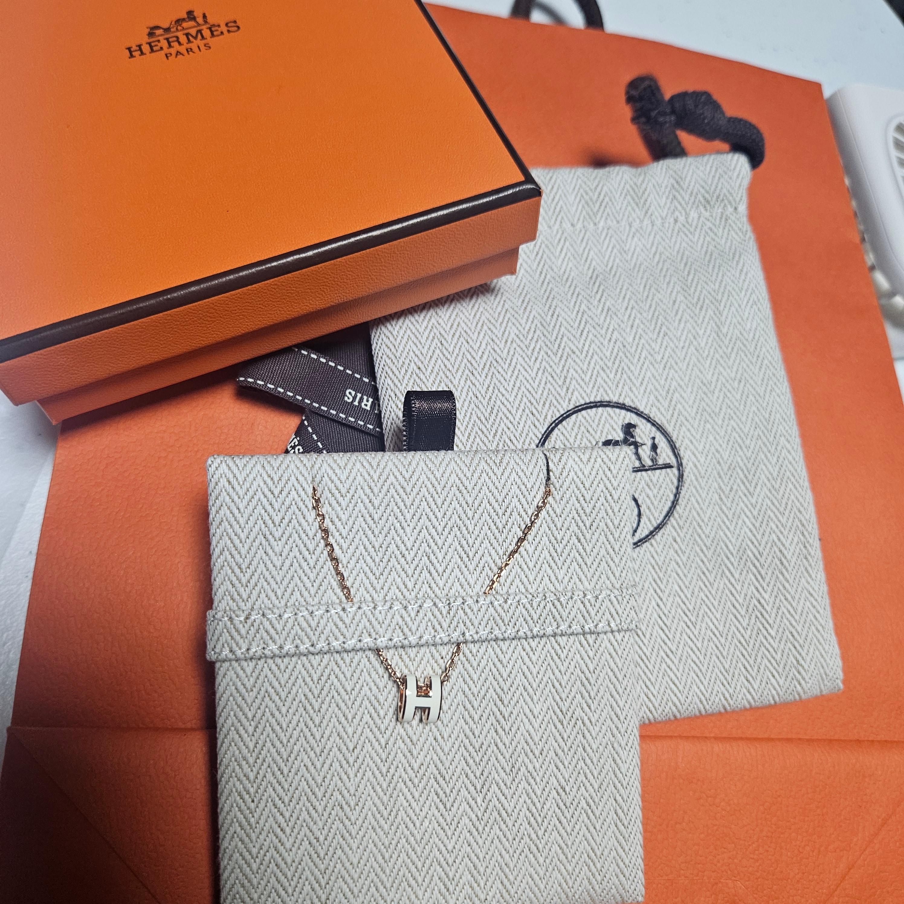 (W) Hermes Mini Pop H Pendant Rose Gold & Blanc 착용 스타일