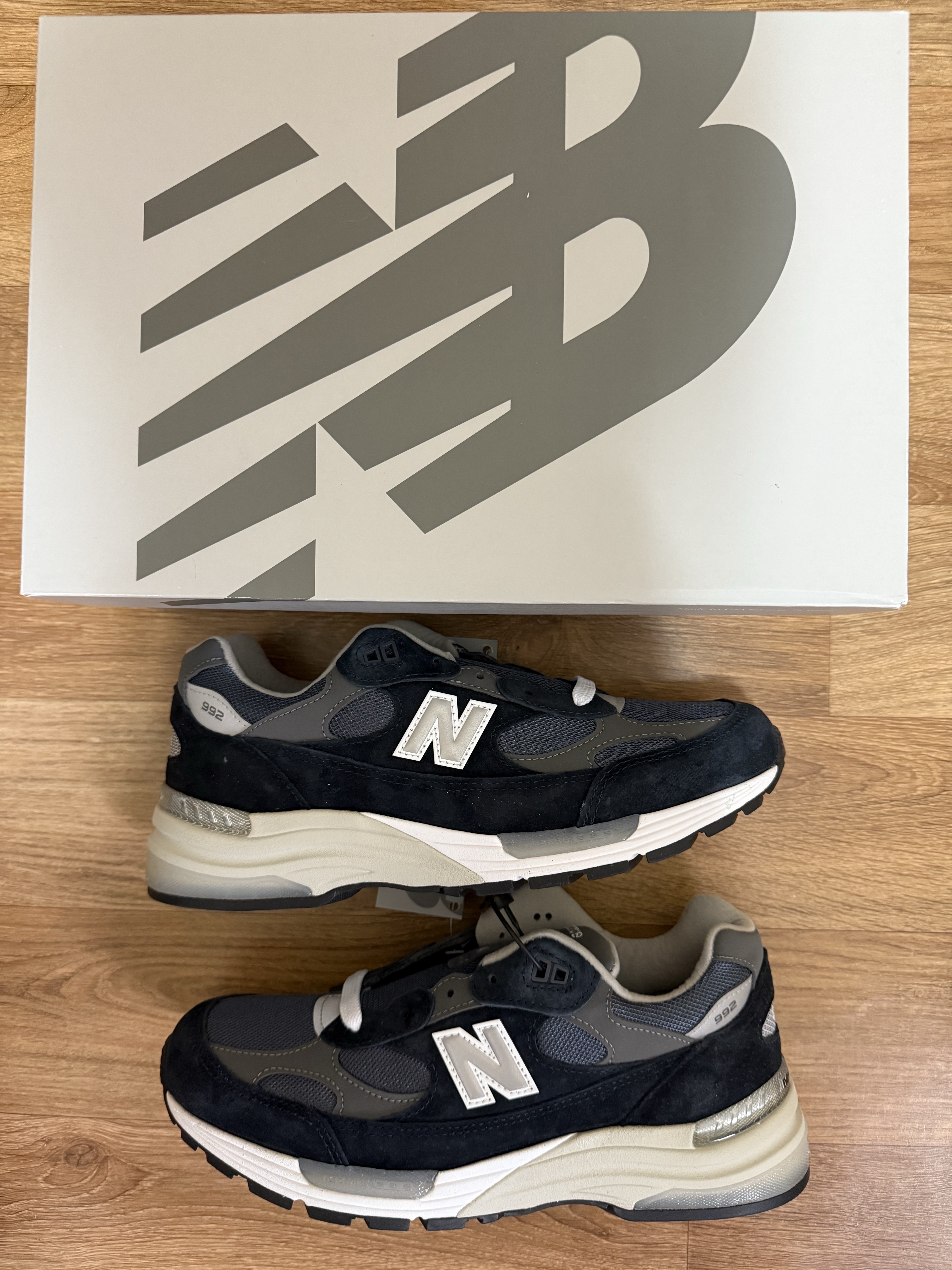 New Balance 992 Made in USA Core Navy 착용 스타일 - 2