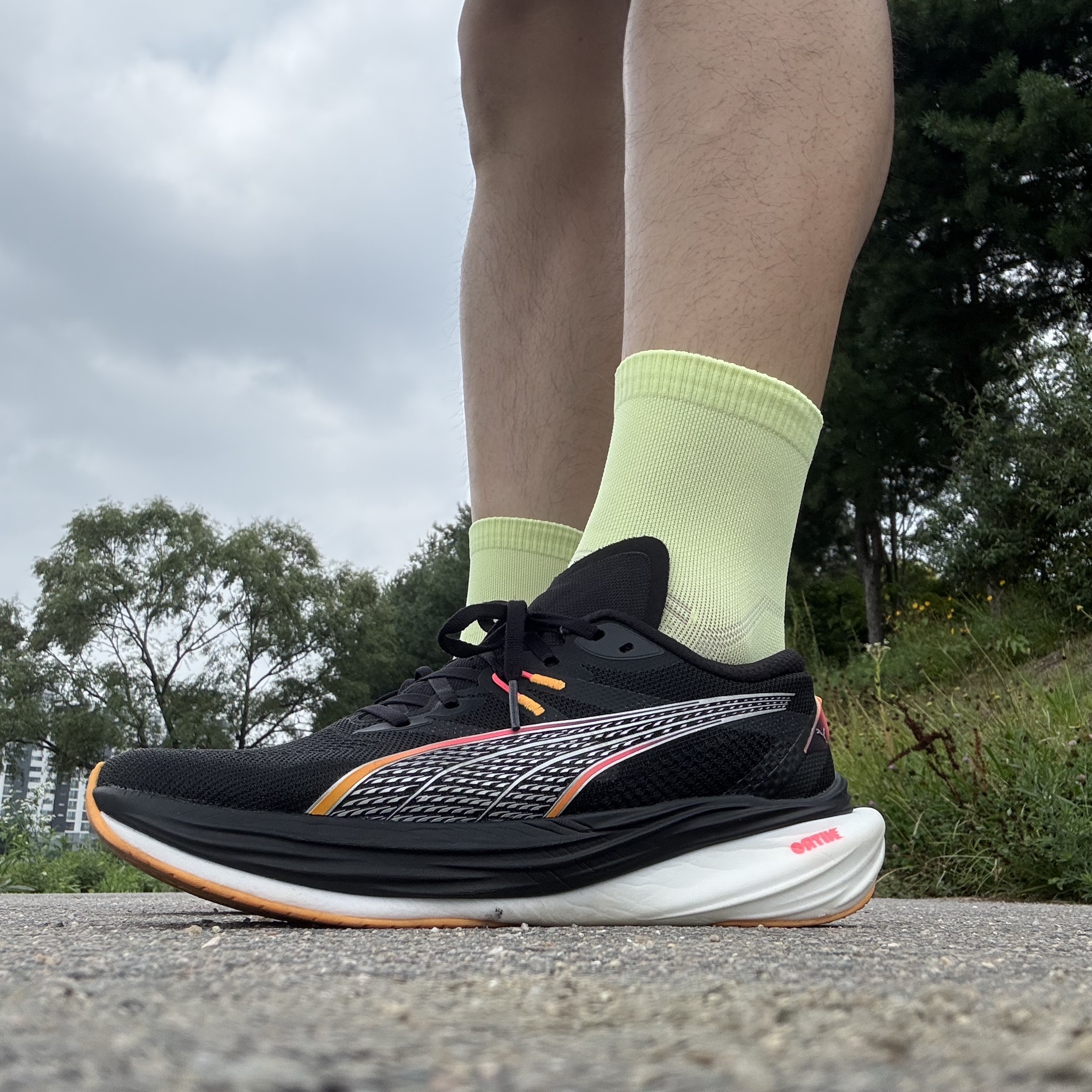 Puma Deviate Nitro 3 Wide Black Sunset Glow 착용 스타일 - 1