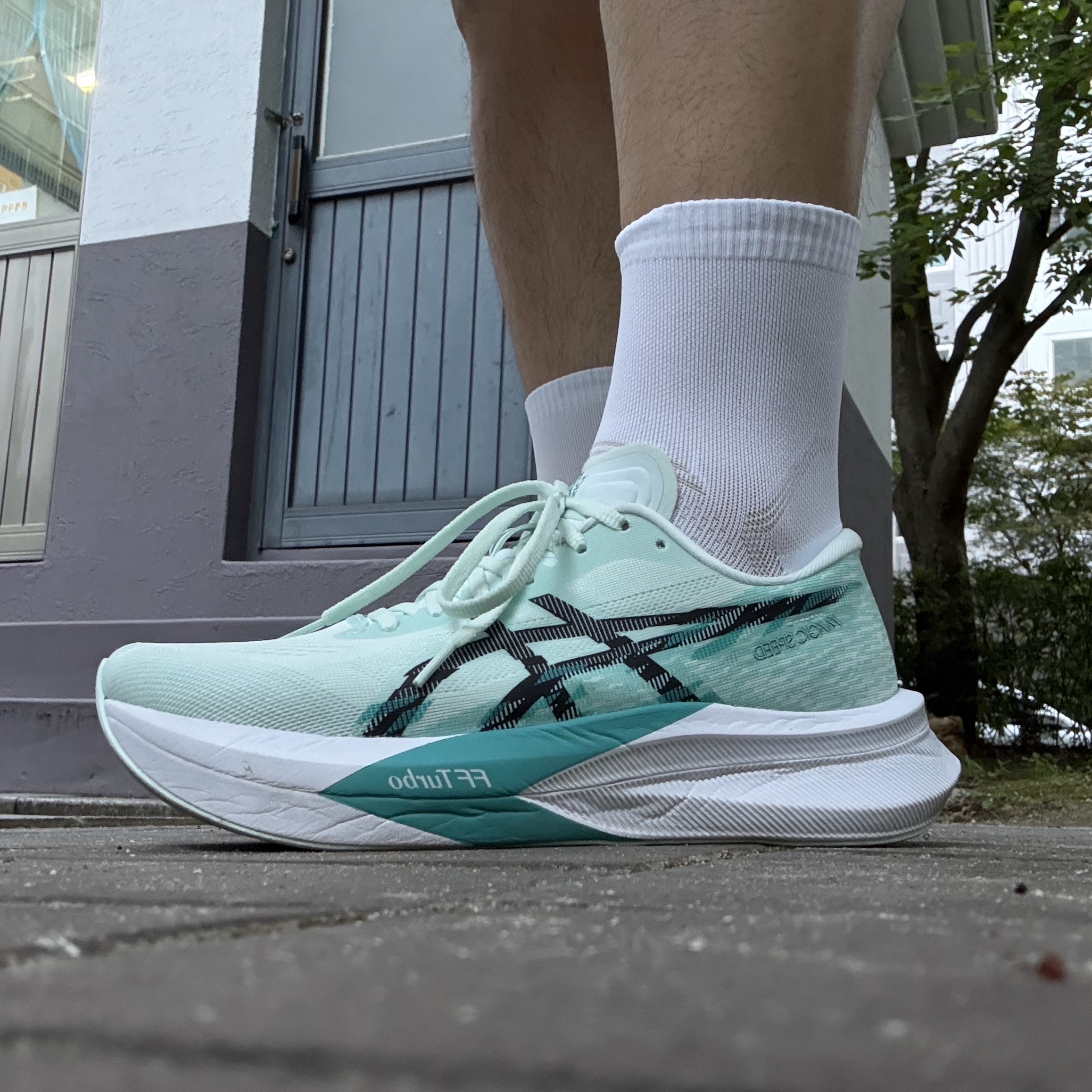 Asics Magic Speed 4 Soothing Sea Black - 2E Wide 착용 스타일 - 1