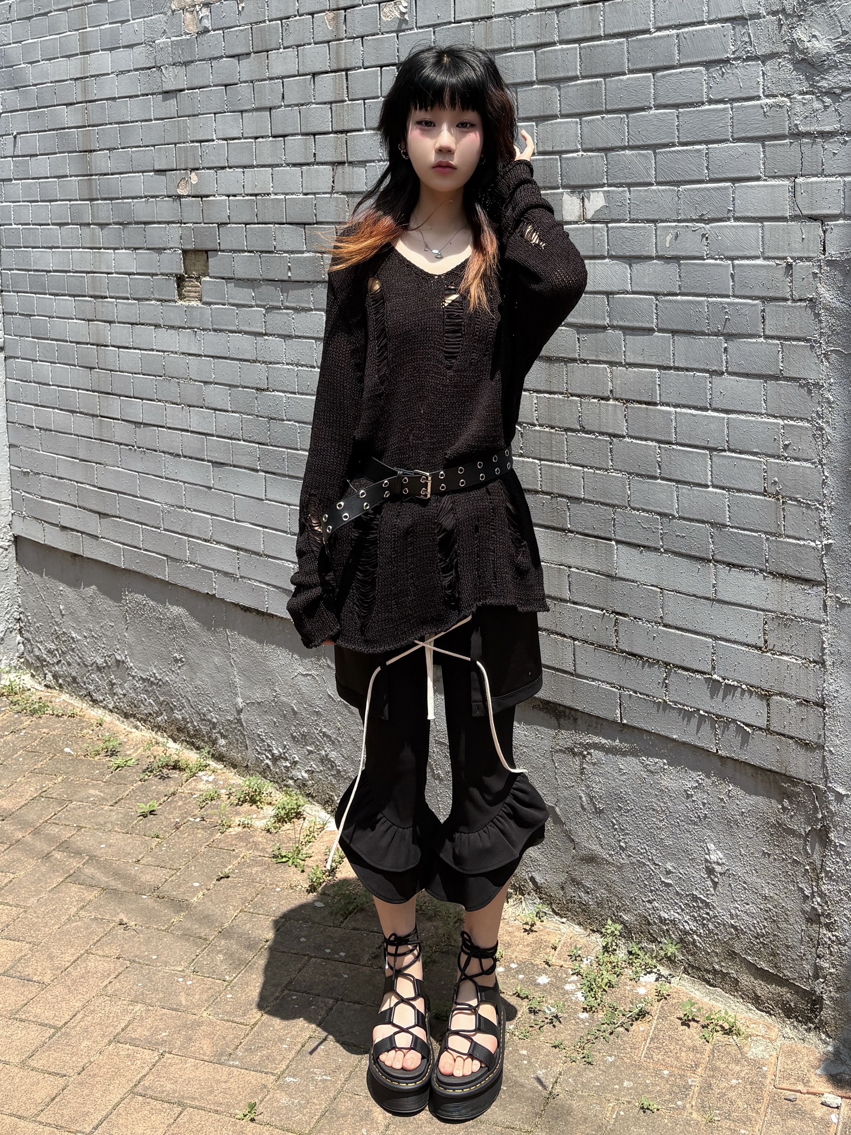Dr. Martens Women Nartilla Athena Leather Gladiator Platform Sandals Black 착용 스타일 - 2