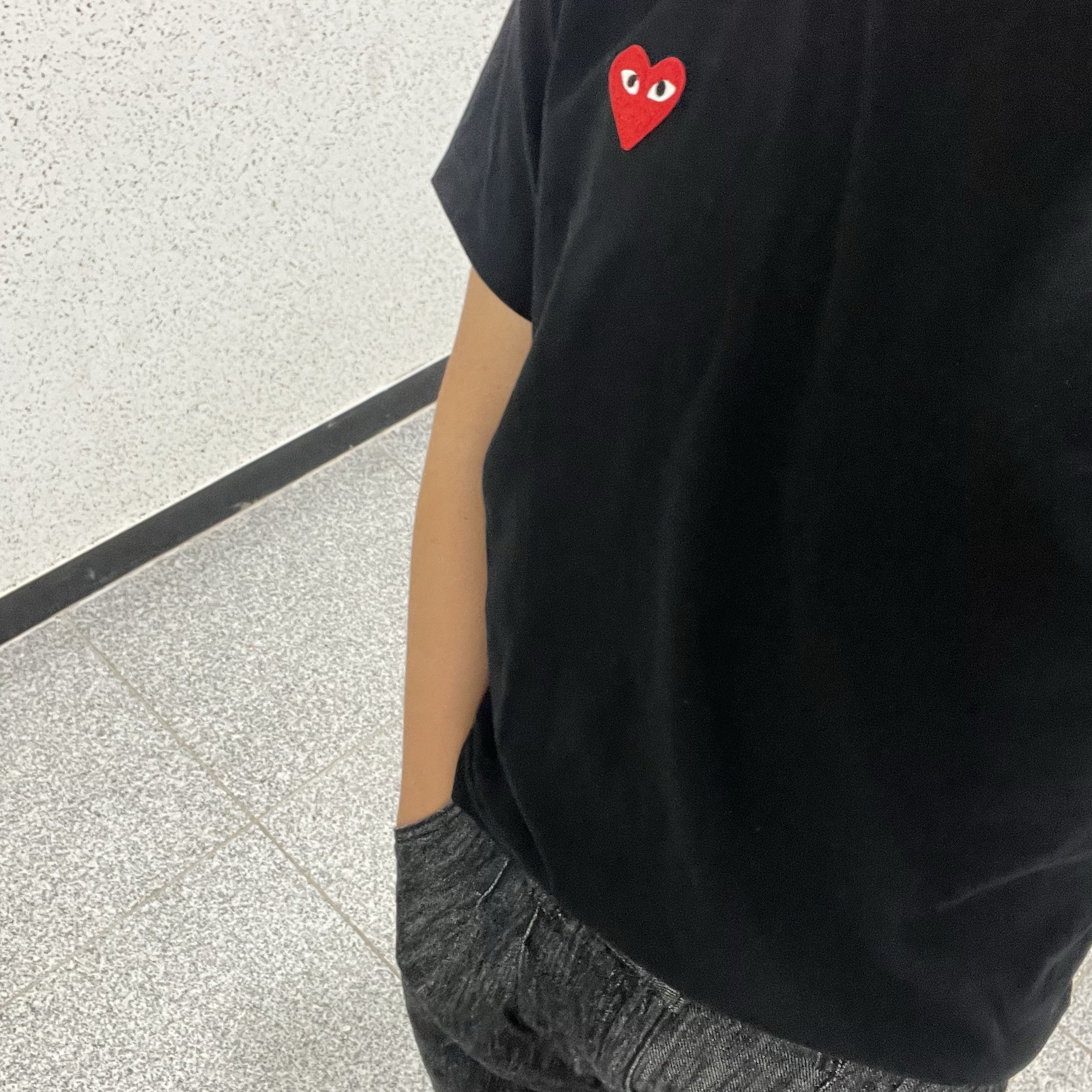 Play Comme des Garcons Red Heart T-Shirt Black 착용 스타일