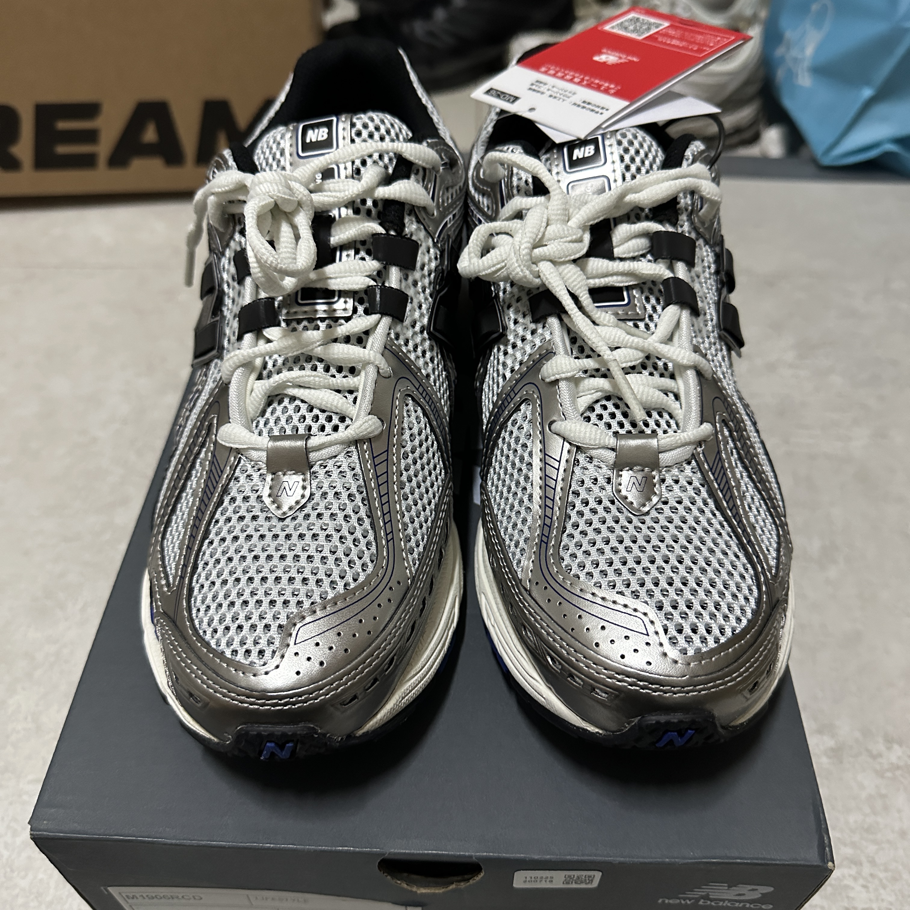 New Balance 1906R Silver Metallic 착용 스타일 - 2