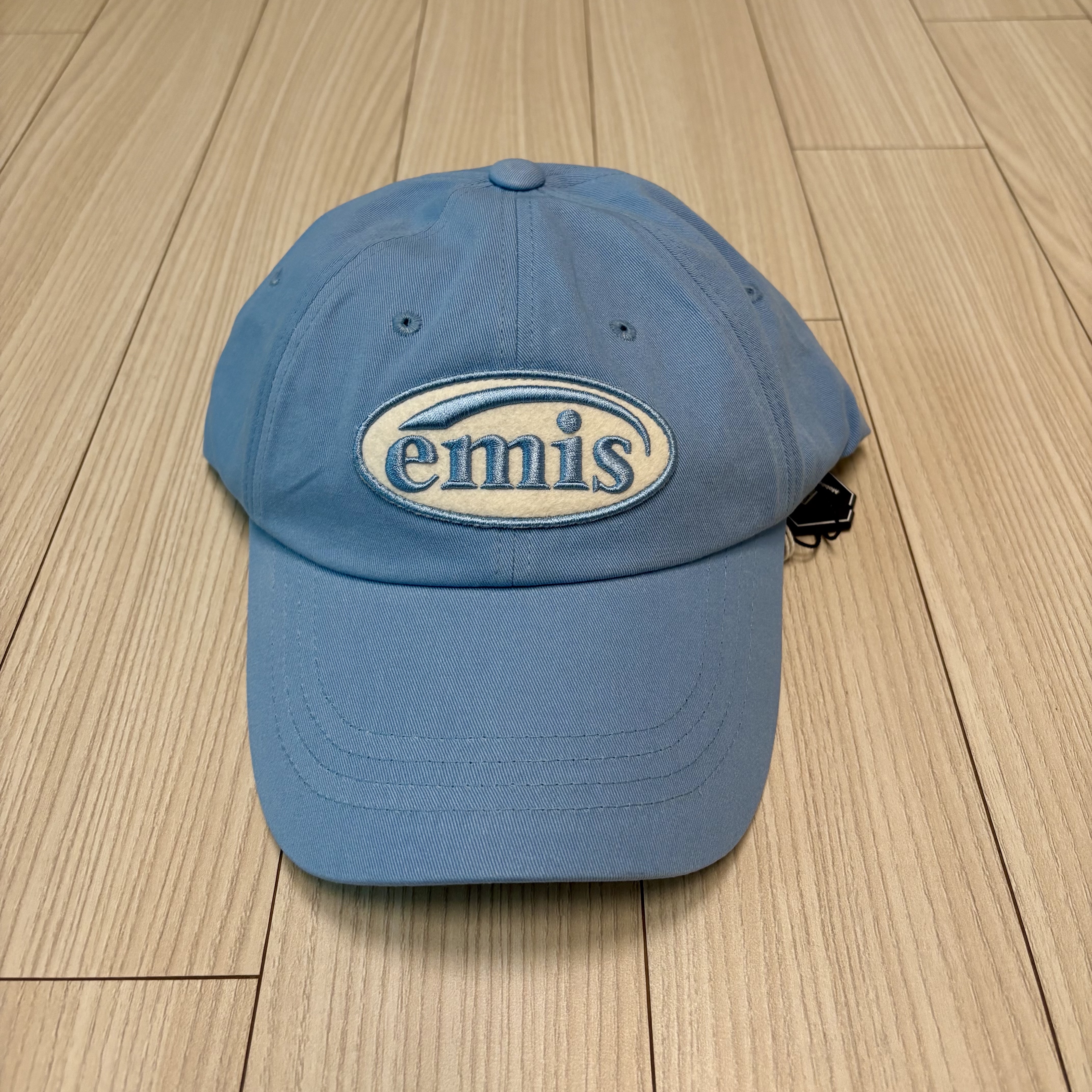 Emis Tone On Tone Wappen Ball Cap Sky Blue 착용 스타일