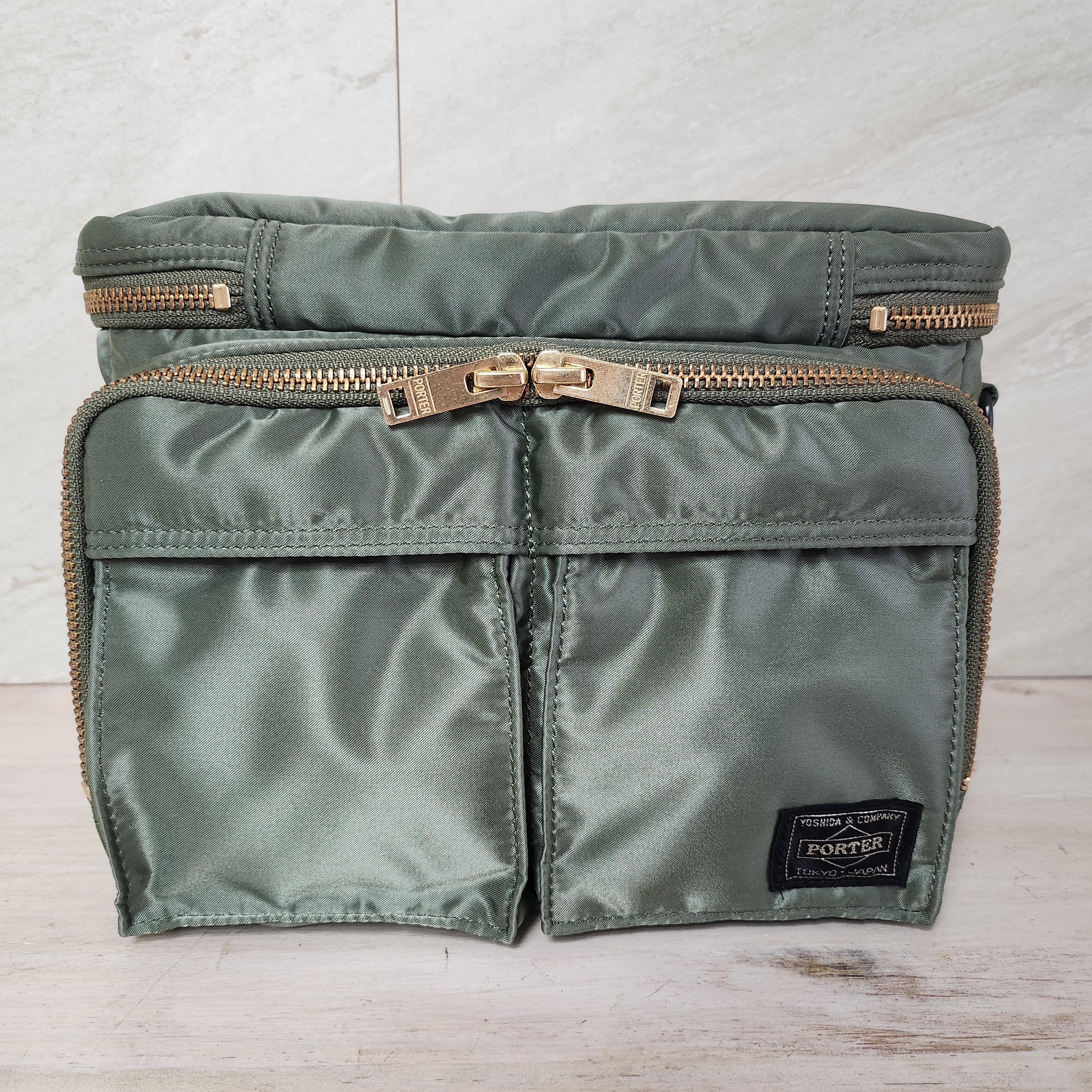 Porter Tanker Camera Bag Sage Green 착용 스타일 - 2