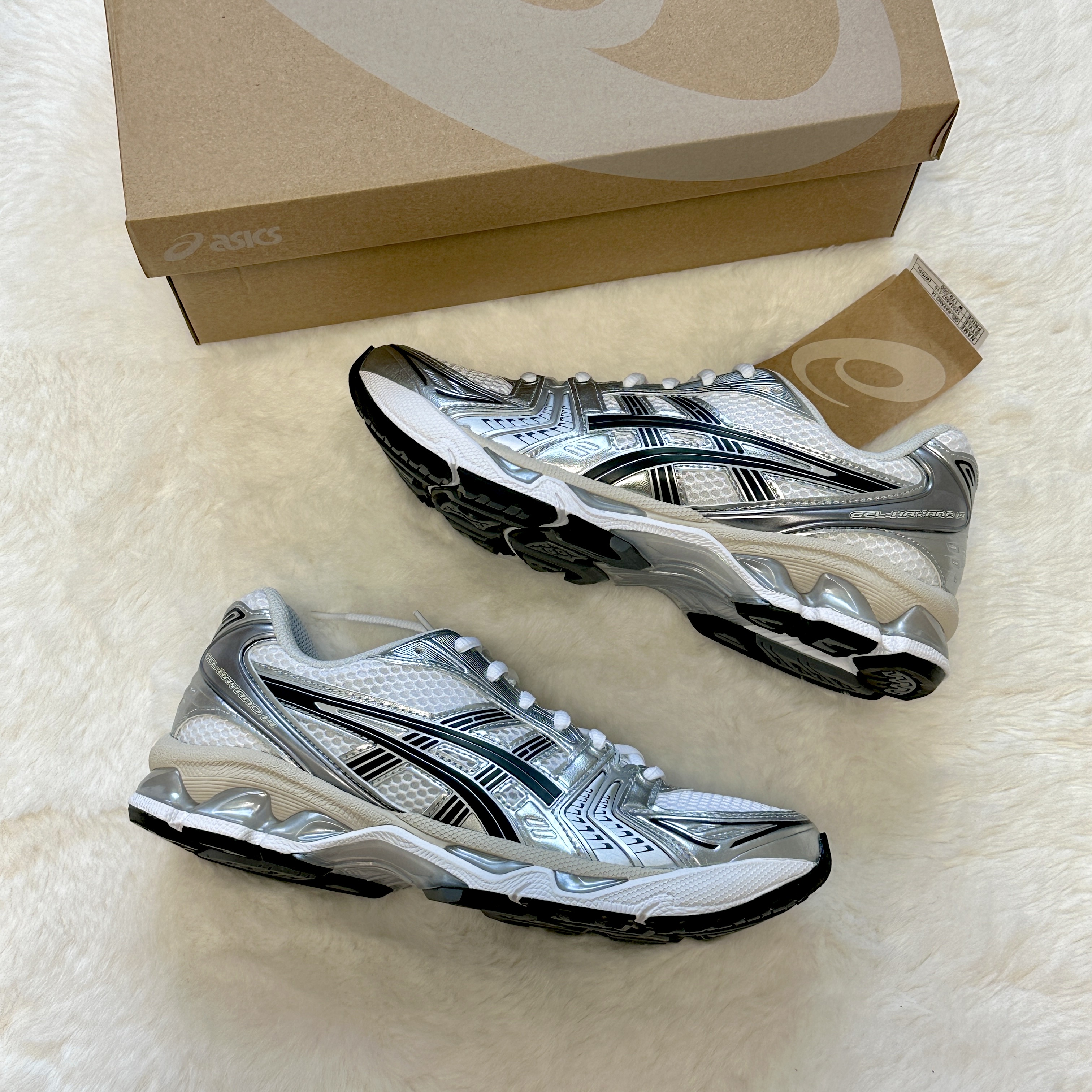 Asics Gel-Kayano 14 White Graphite Grey 착용 스타일