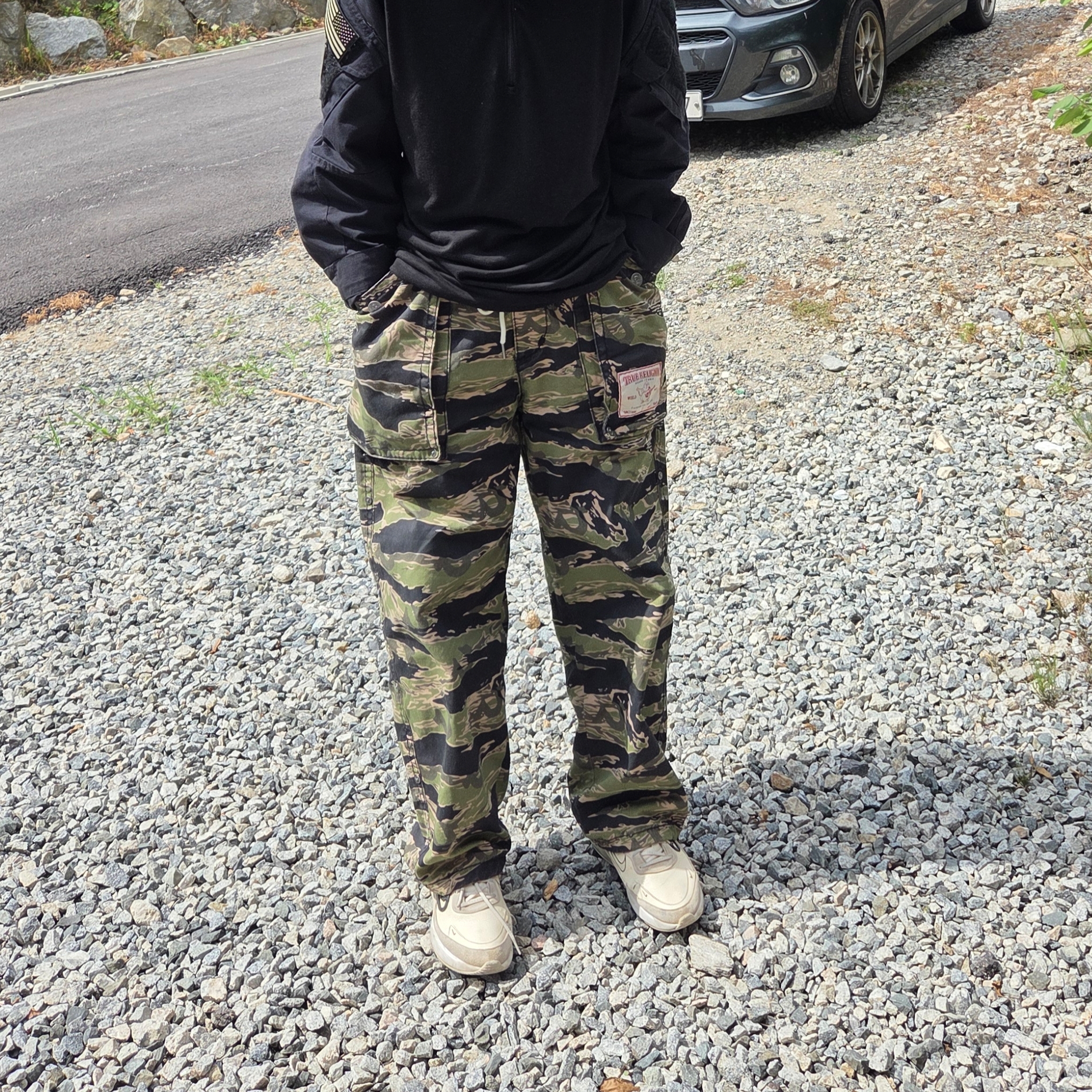 True Religion Pharaoh Pants Tiger Camo 착용 스타일