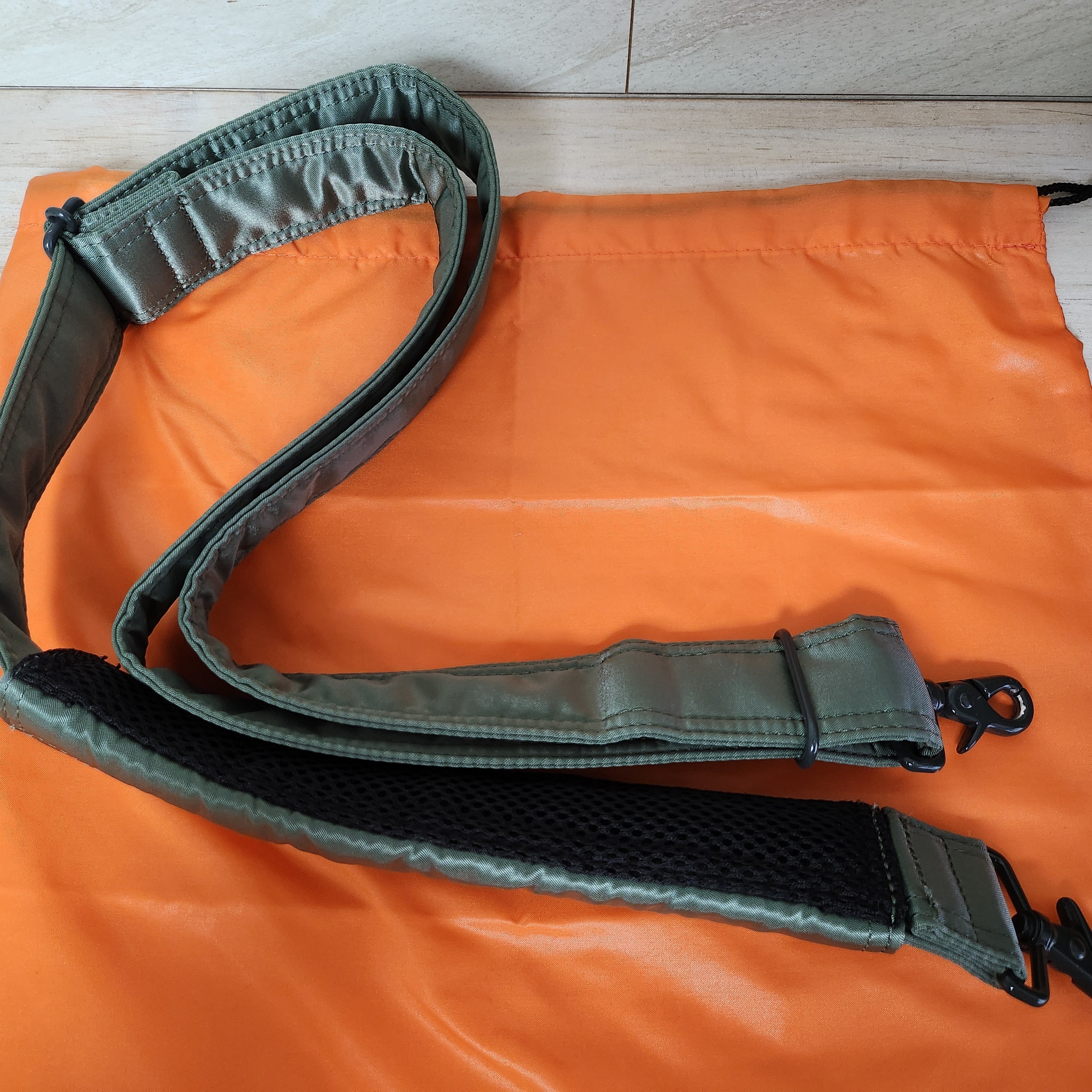 Porter Tanker Camera Bag Sage Green 착용 스타일 - 7