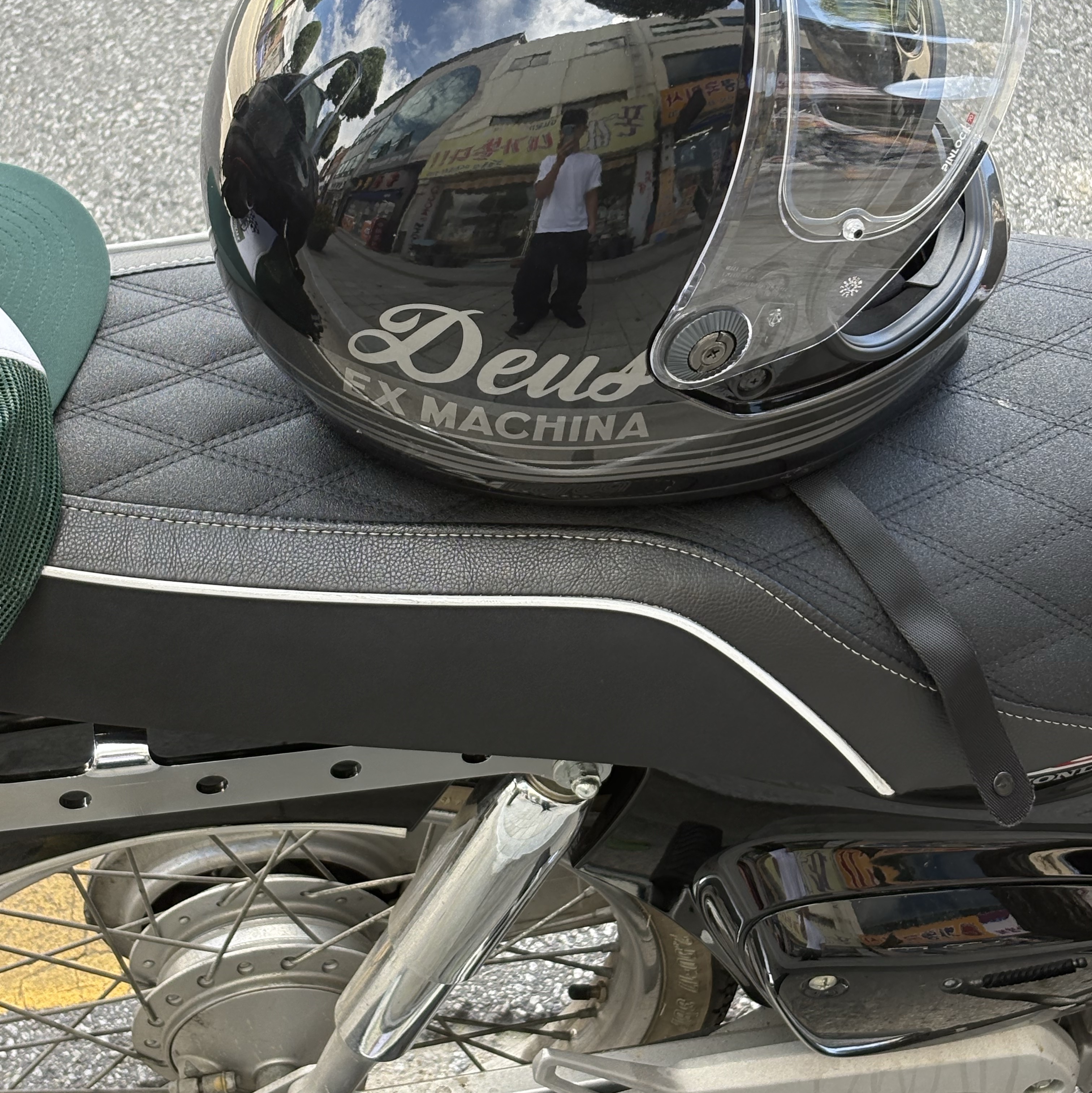 Deus Ex Machina x HJC Helmets V10 Helmets Black 착용 스타일