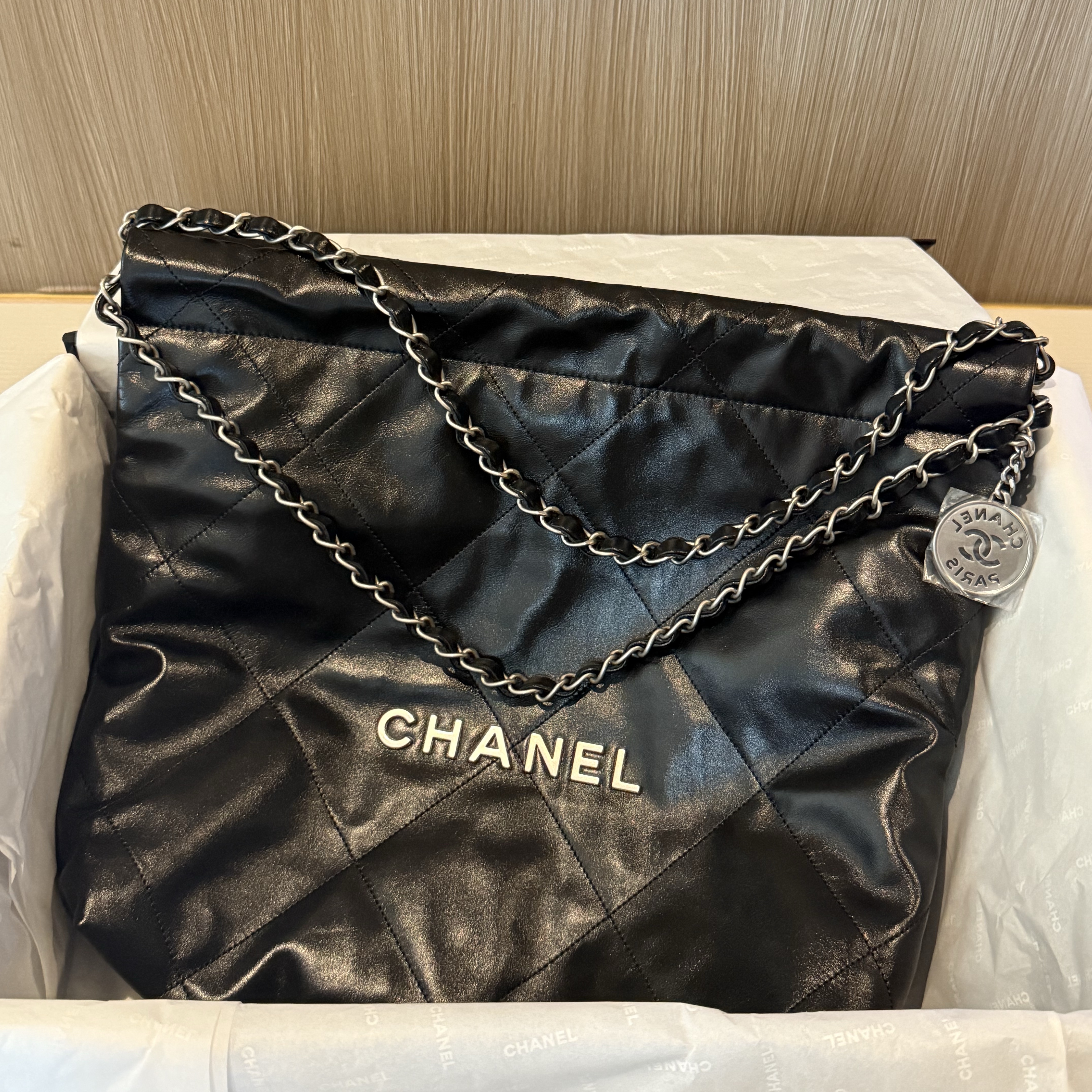 Chanel 22 Small Handbag Shiny Calfskin & Silver Black 착용 스타일