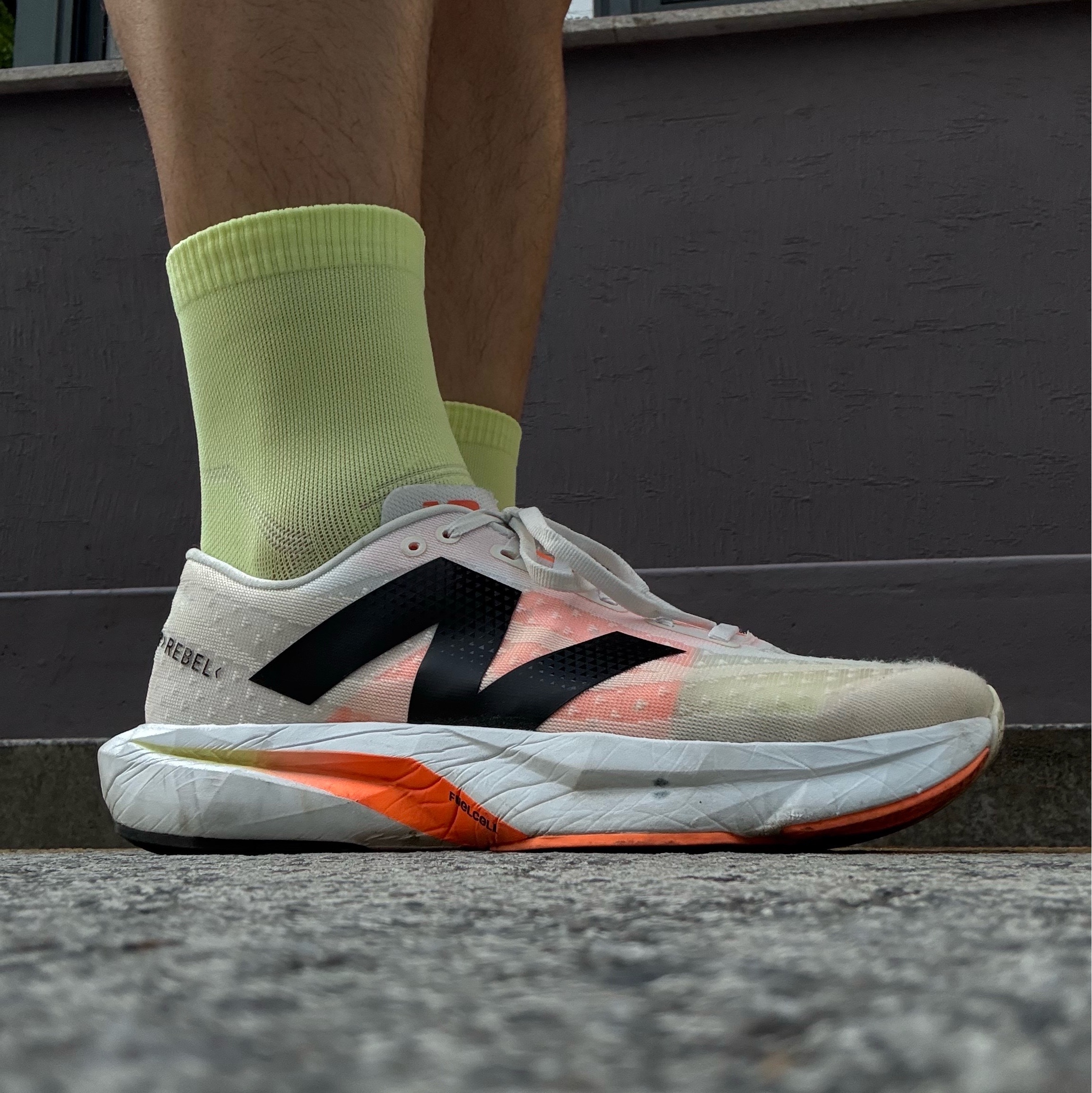 New Balance Fuelcell Rebel v4 Ivory - 2E Wide 착용 스타일 - 1