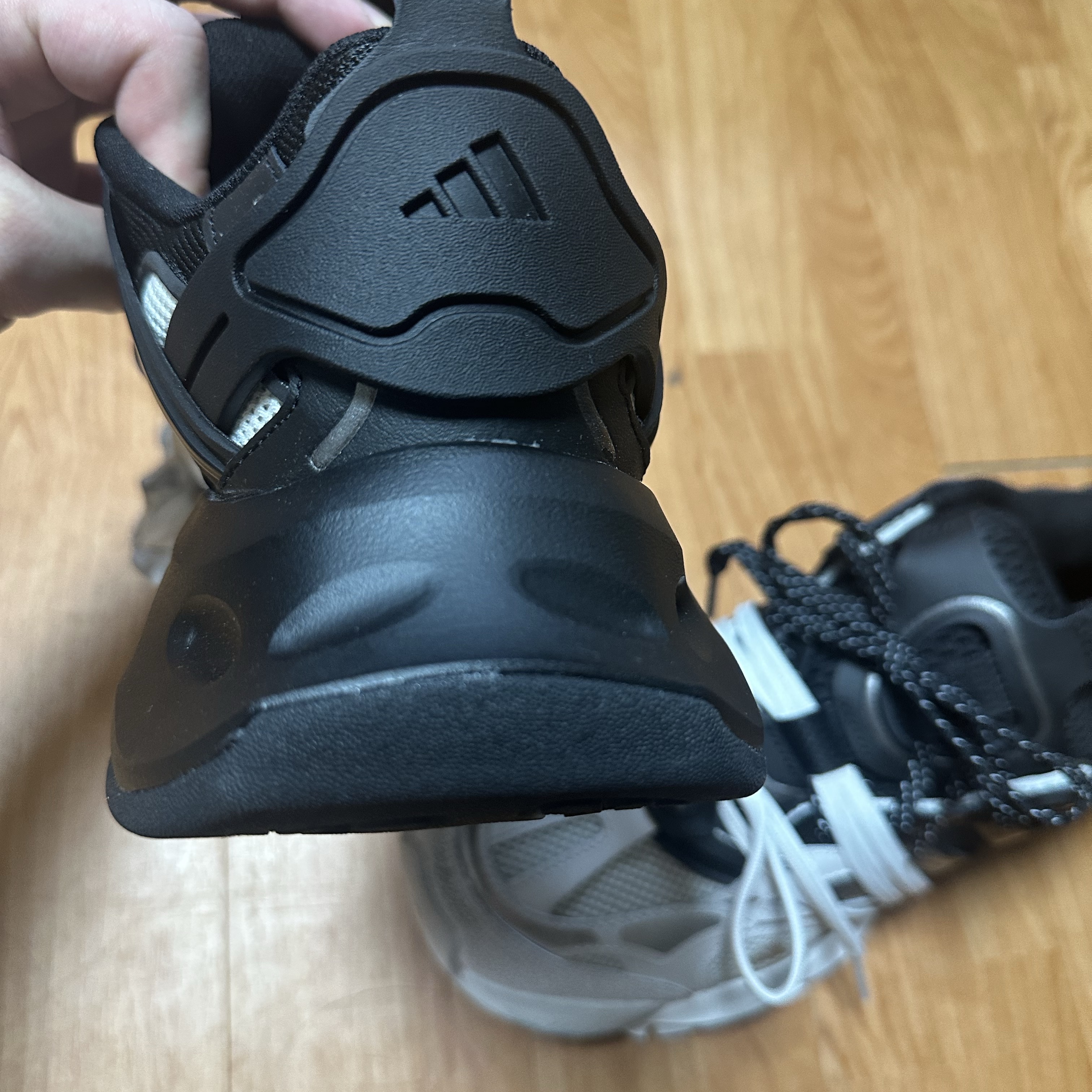 Adidas Vento XLG Runner Deluxe Sneakers White Black 착용 스타일 - 5
