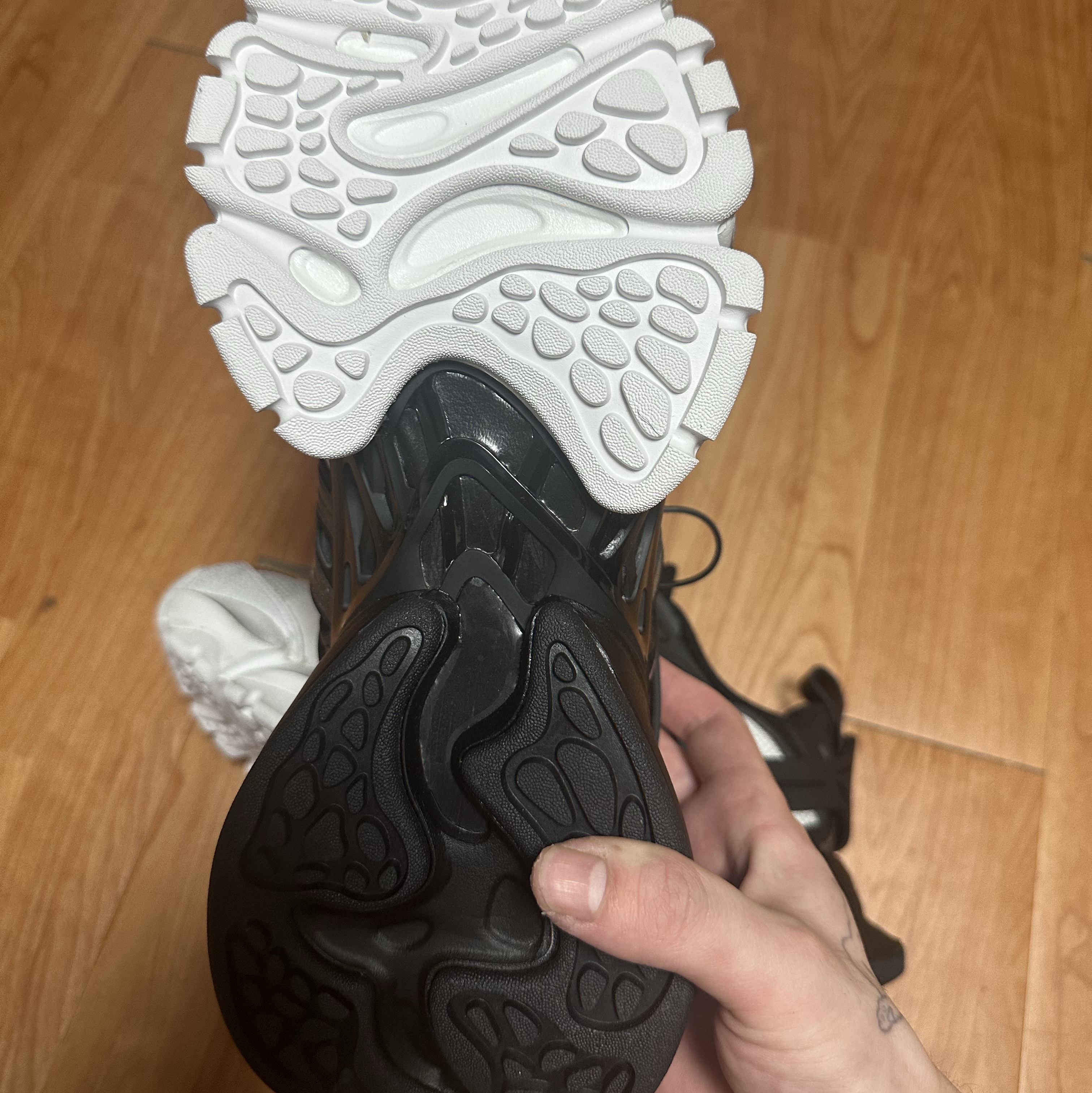 Adidas Vento XLG Runner Deluxe Sneakers White Black 착용 스타일 - 9