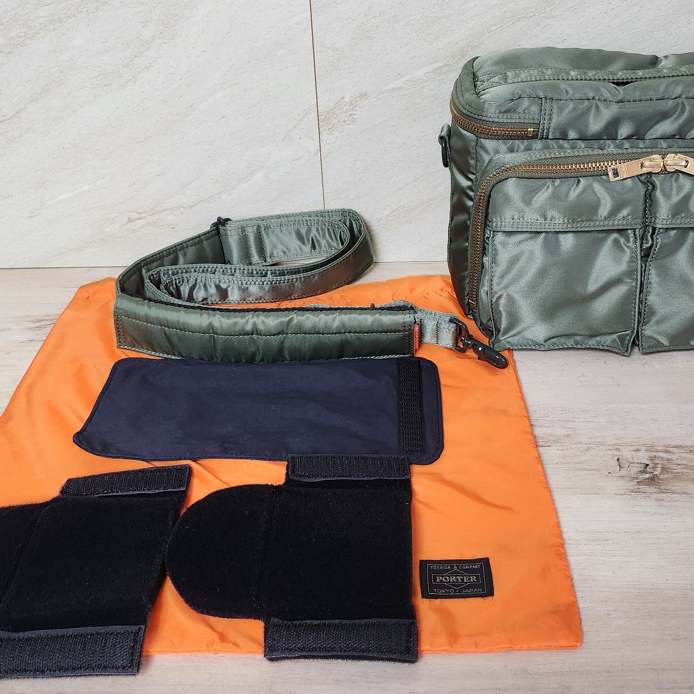 Porter Tanker Camera Bag Sage Green 착용 스타일 - 1
