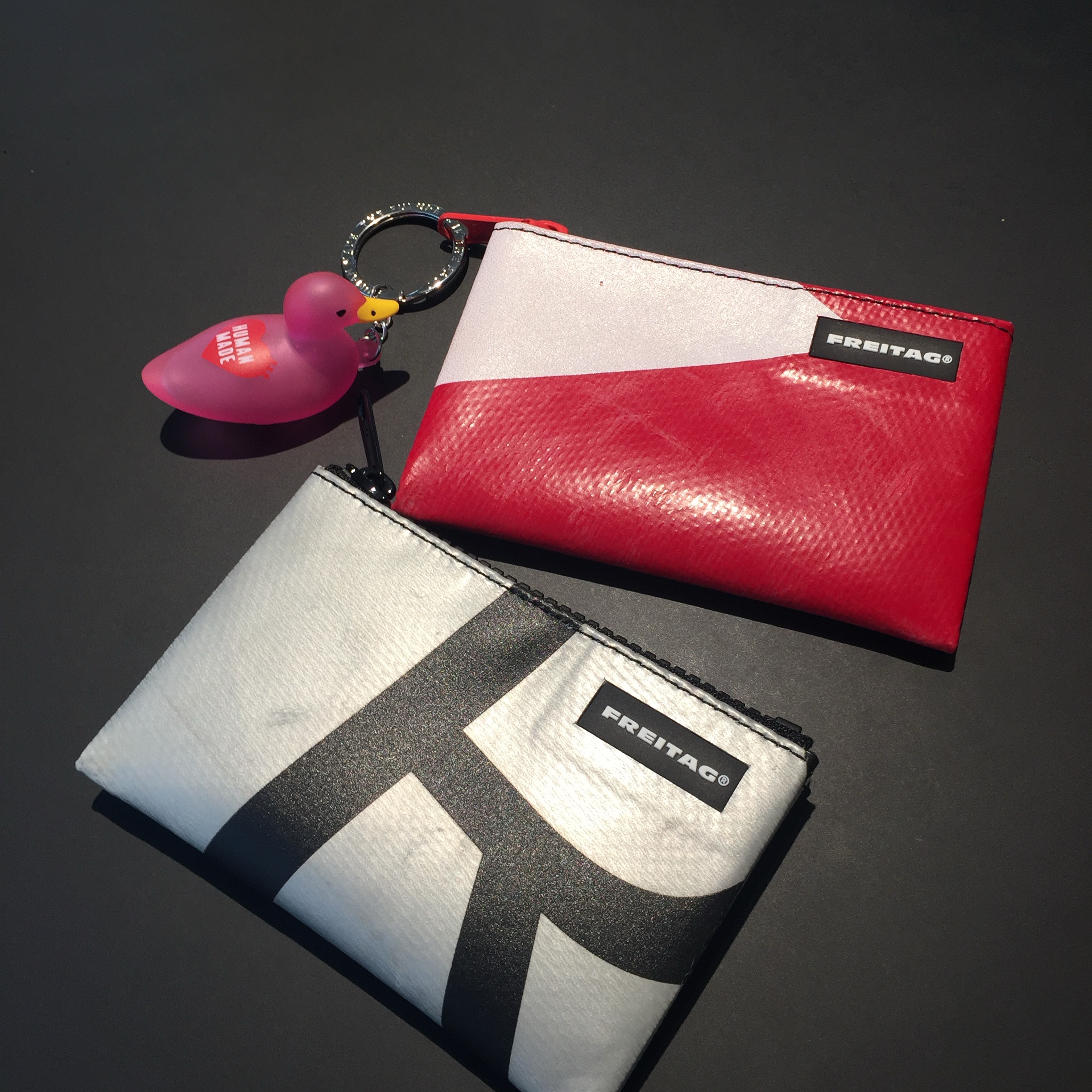 [S등급] FREITAG Unisex F05 BLAIR 0105 Pouch, Human Made Duck PVC Key Chain Pink 착용 스타일