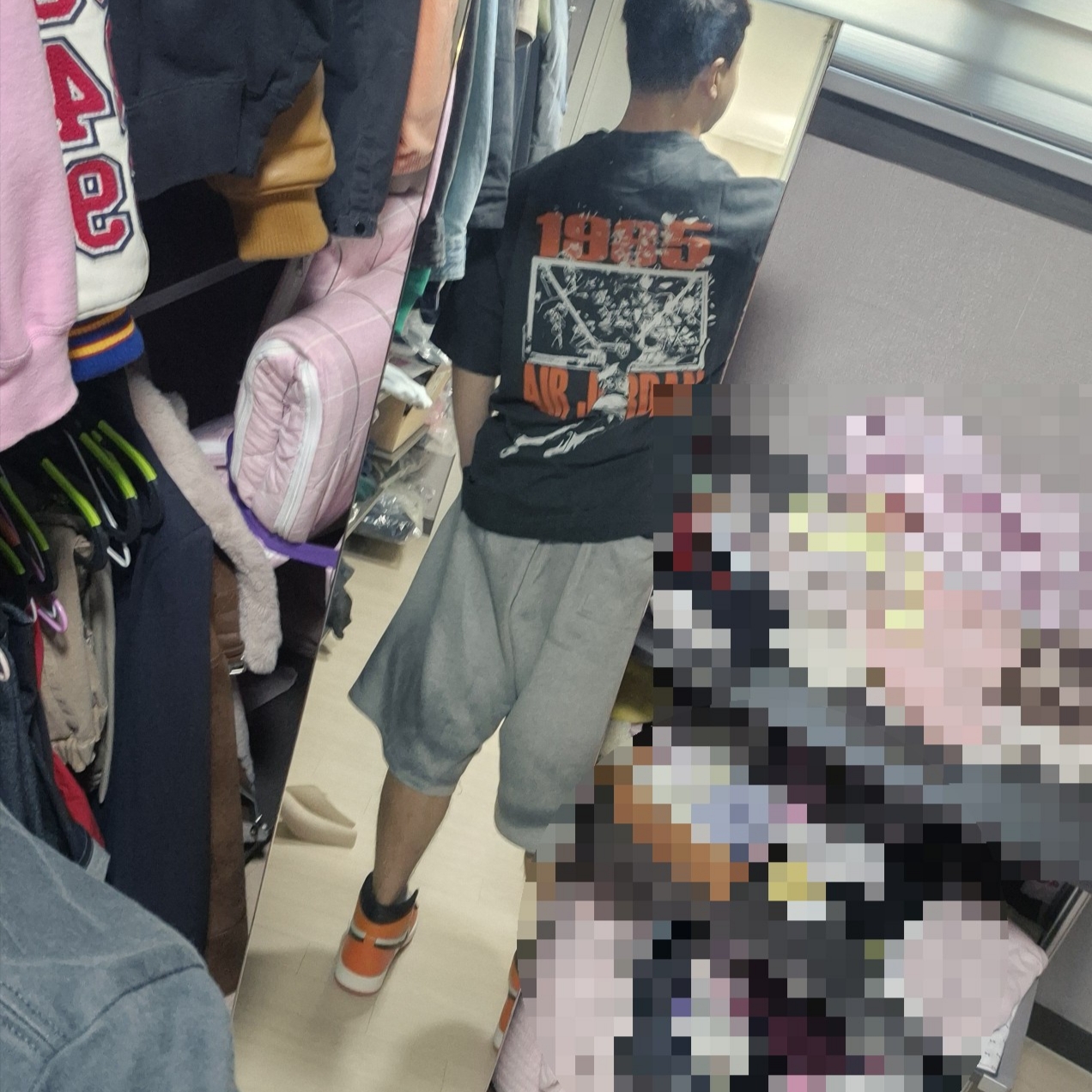 Jordan 1 Retro High OG Reverse Shattered Backboard, Jordan Brooklyn Oversized Graphic T-Shirt Off Noir Sail (IB3297-045) 착용 스타일 - 5