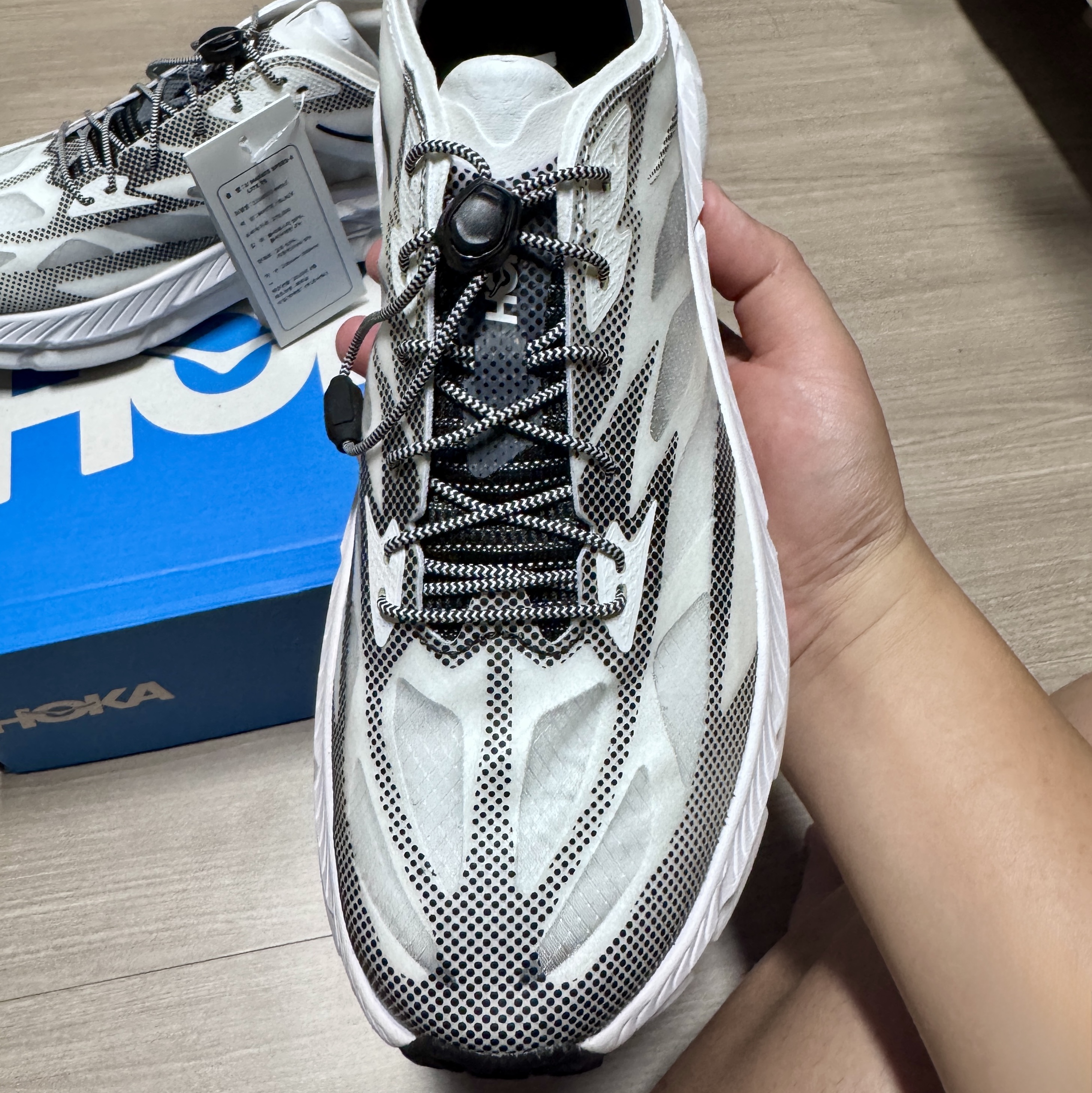 Hoka Mafate Speed 4 Lite White Black 착용 스타일 - 3