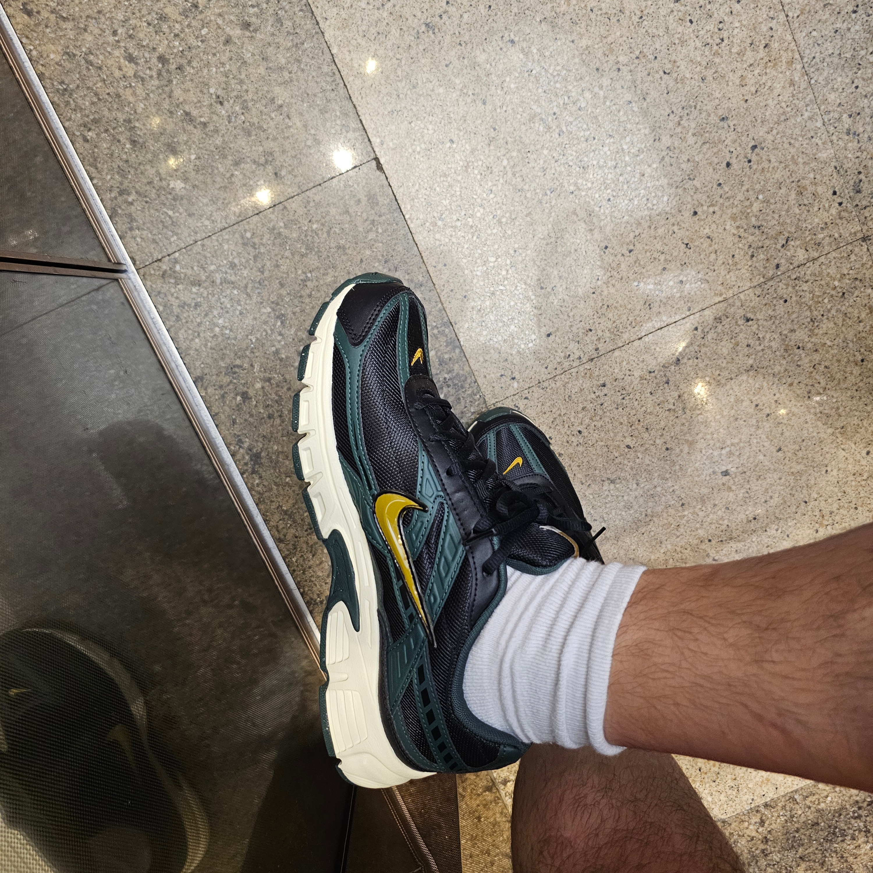 Nike Initiator Black Vintage Green 착용 스타일