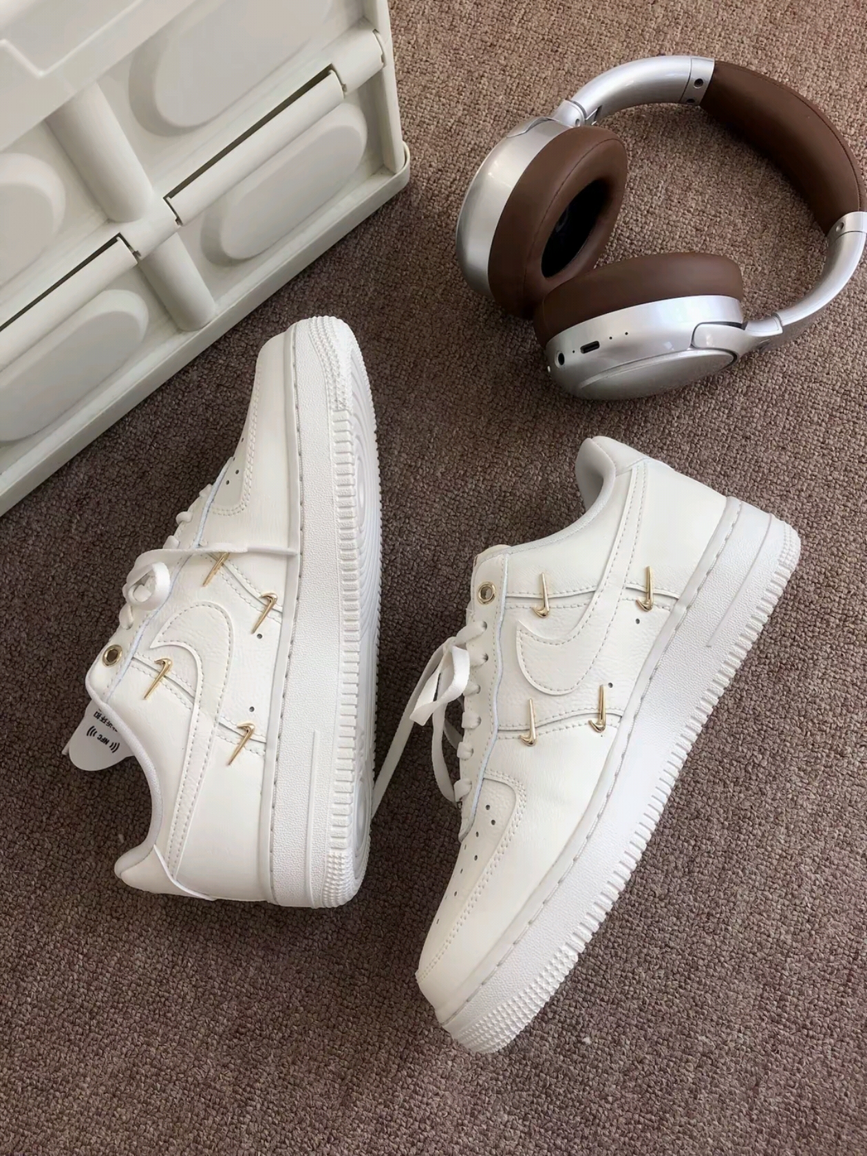 (W) Nike Air Force 1 Low '07 LX Sail Metallic Gold 착용 스타일 - 2