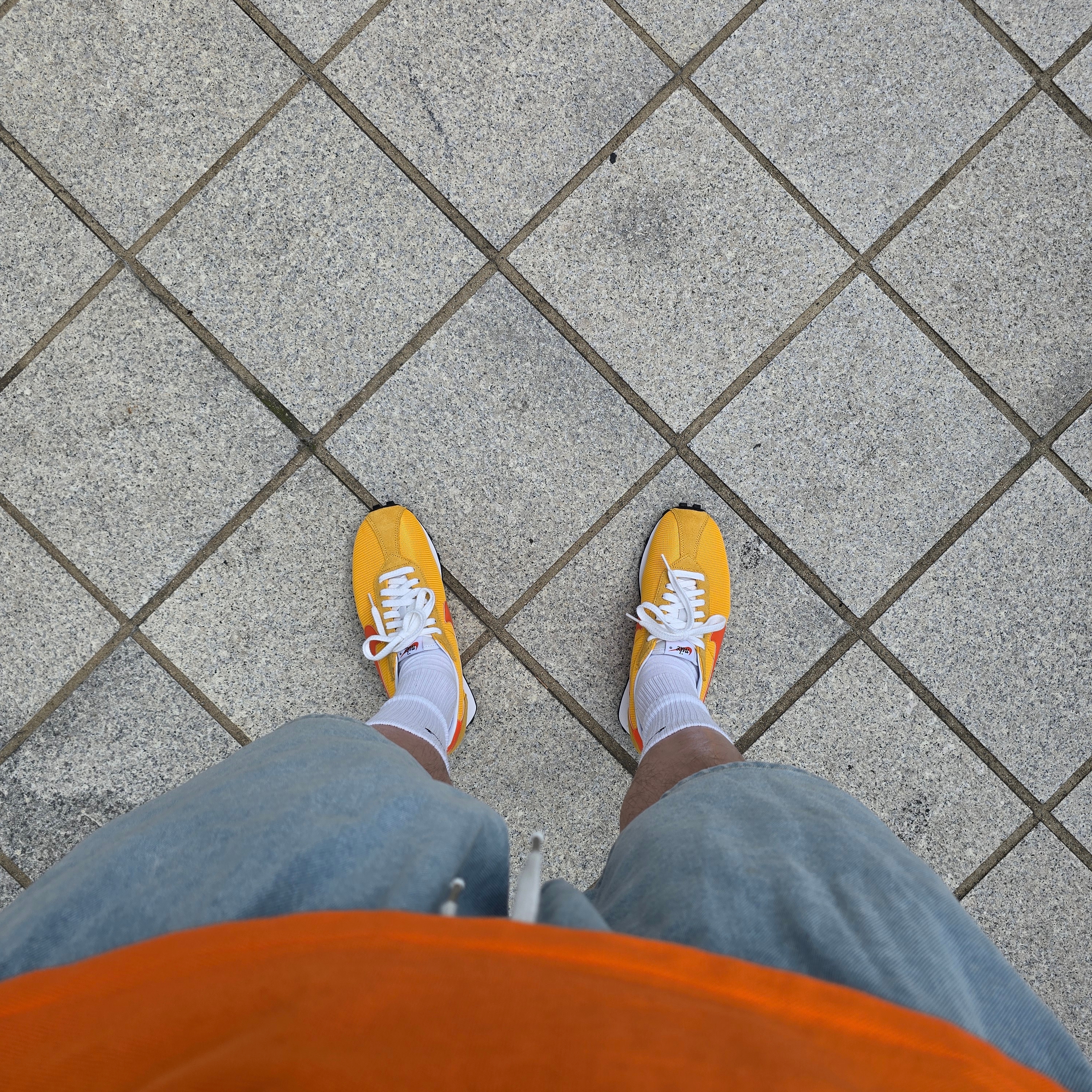 Nike LD-1000 SP University Gold and Safety Orange 착용 스타일 - 5