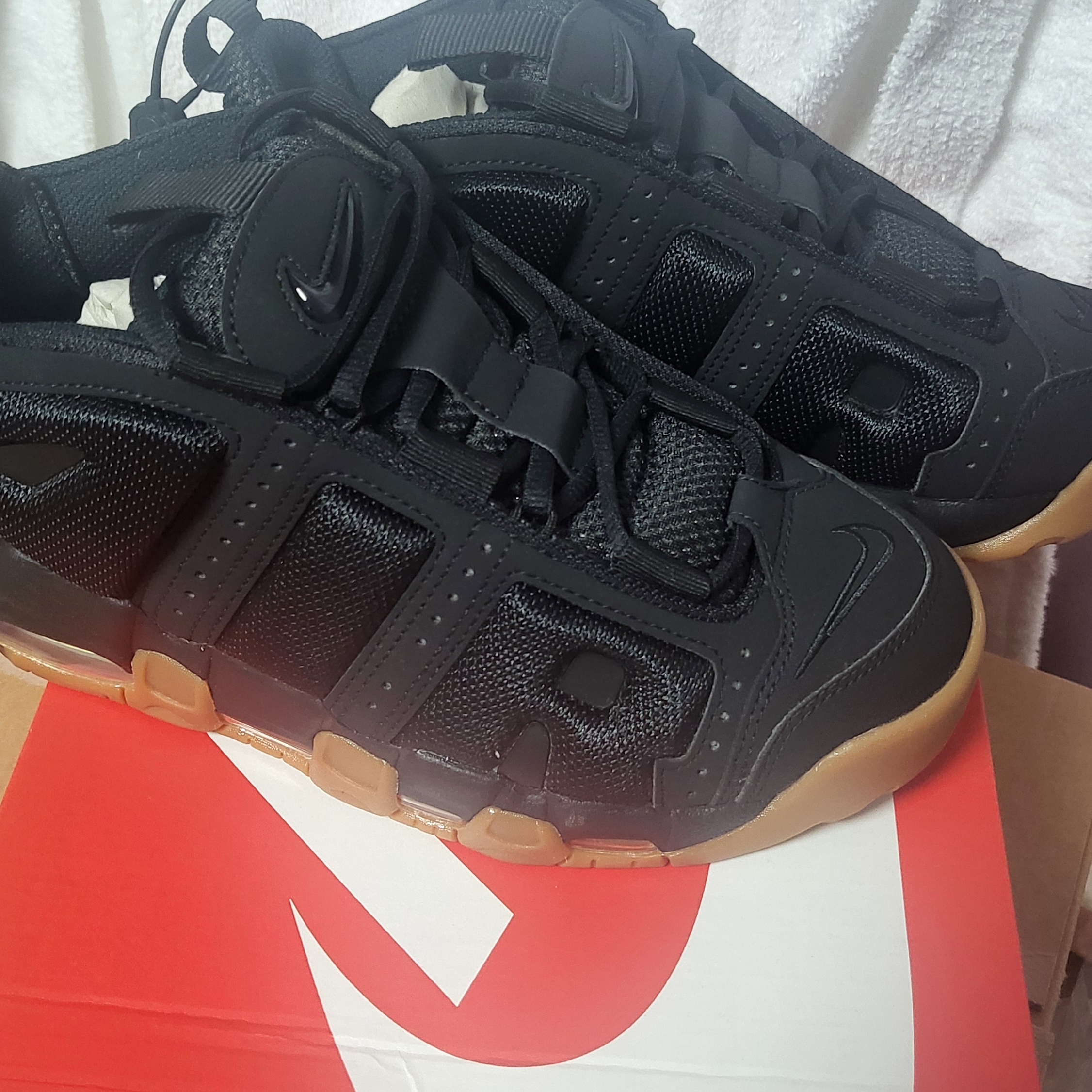 Nike Air More Uptempo Low Black and Gum Medium Brown 착용 스타일