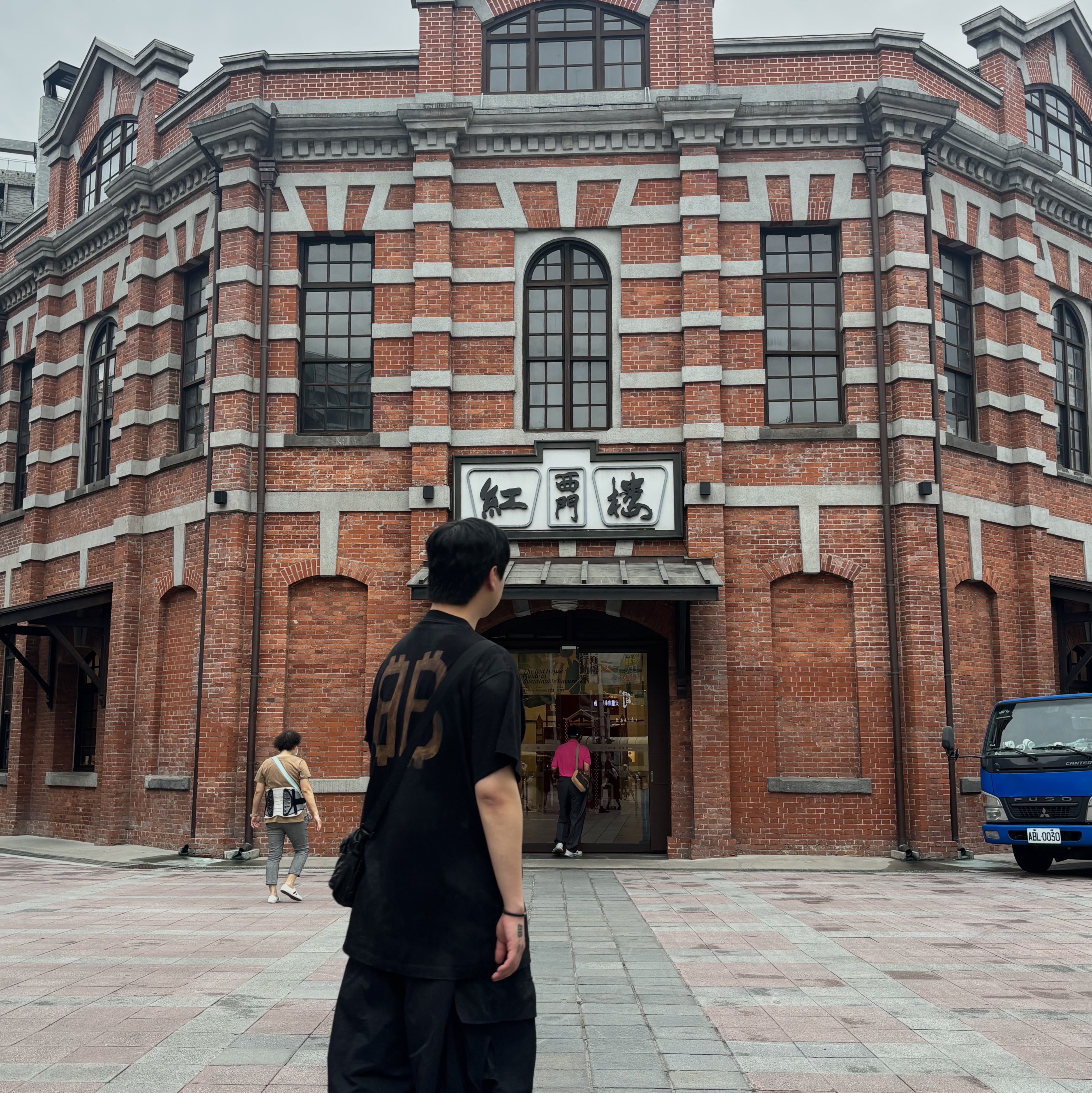 Balenciaga Oversized Crypto T-Shirt Faded Black 착용 스타일 - 3