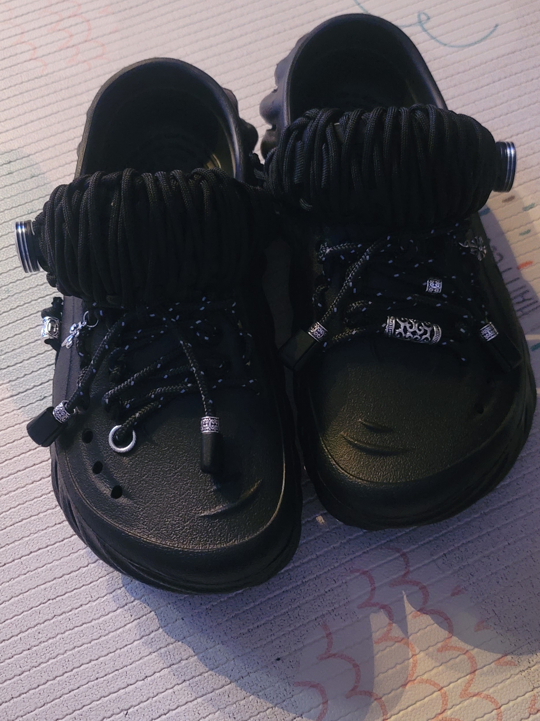 Crocs Echo Clog Black 착용 스타일 - 3