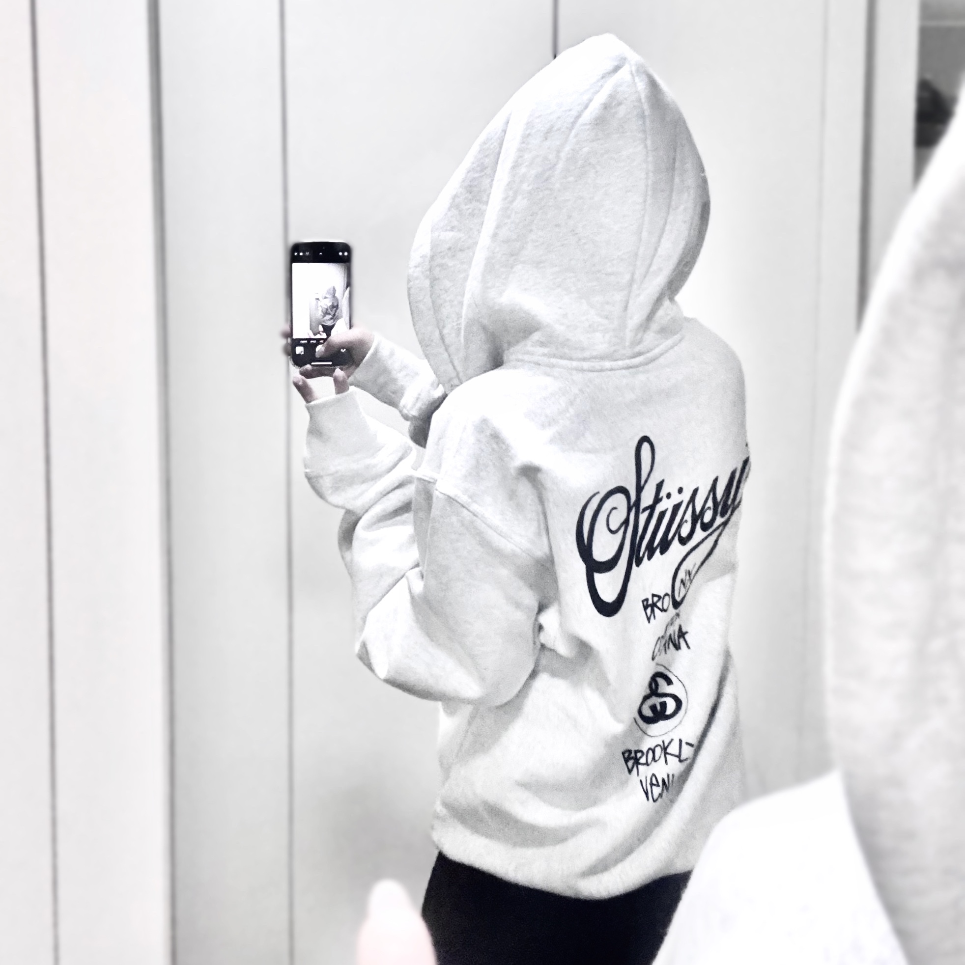 Stussy World Tour Hoodie Ash Heather 2024,2025 착용 스타일