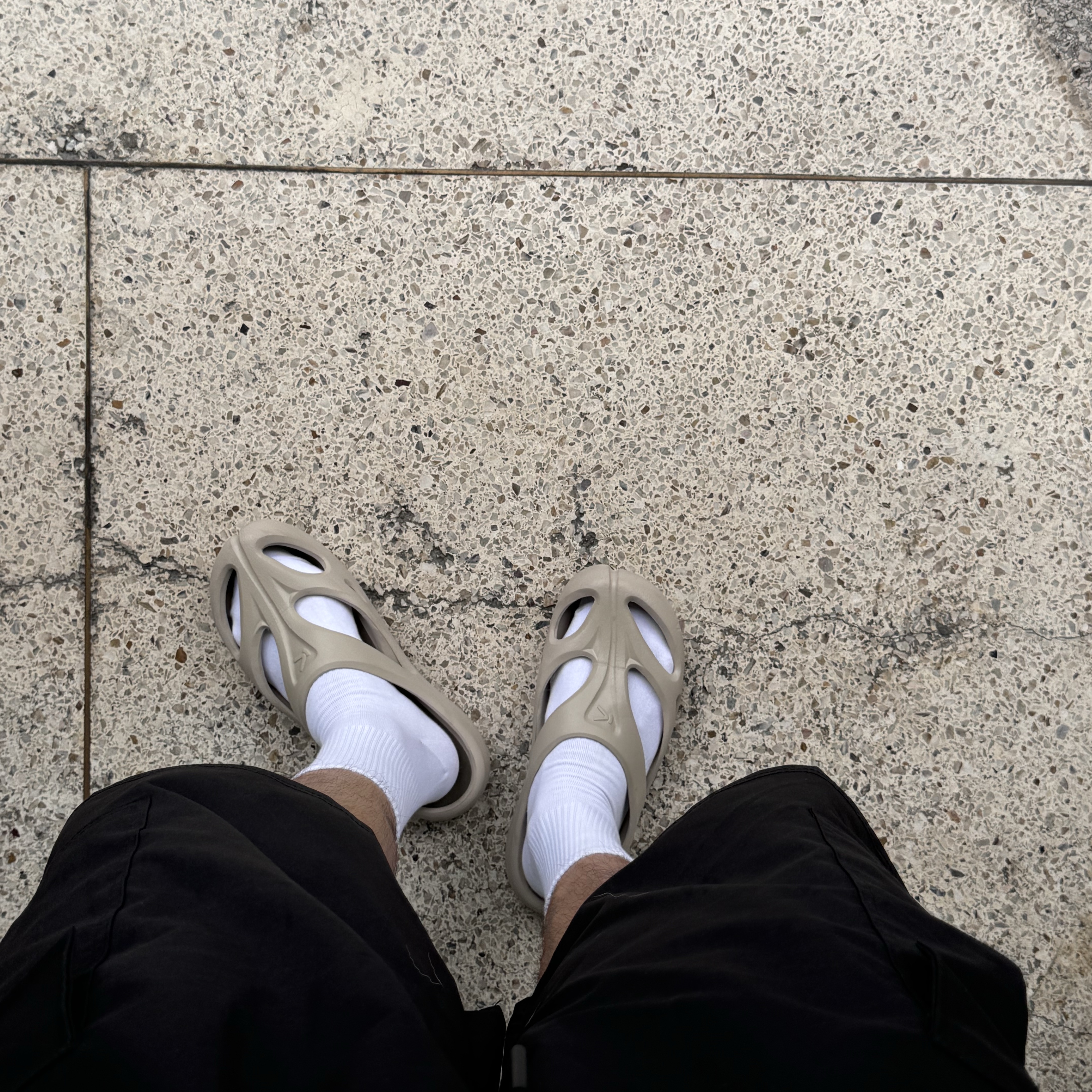 Keen Shanti Clog Plaza Taupe Canteen 착용 스타일