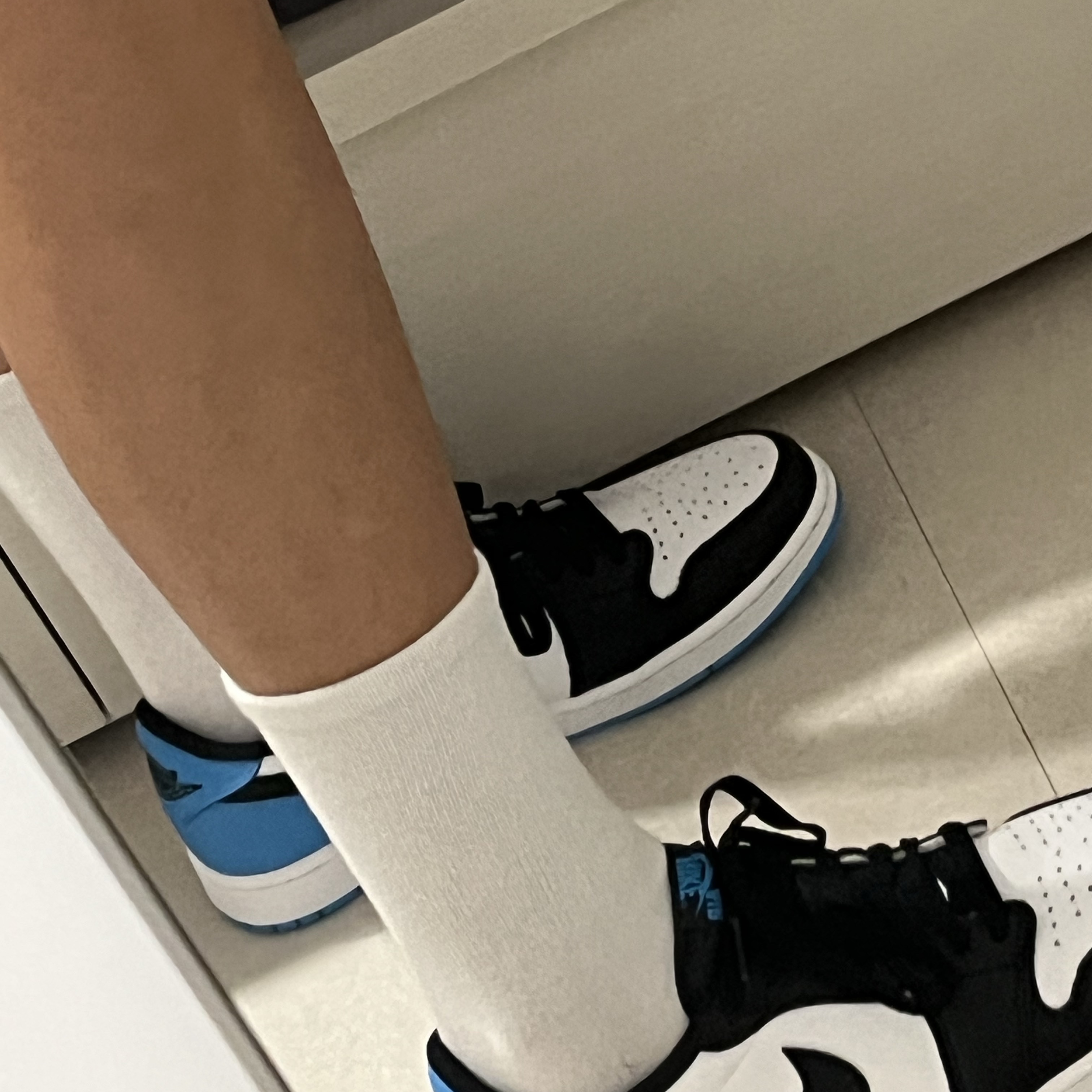 Jordan 1 Retro Low OG Black and Dark Powder Blue 착용 스타일