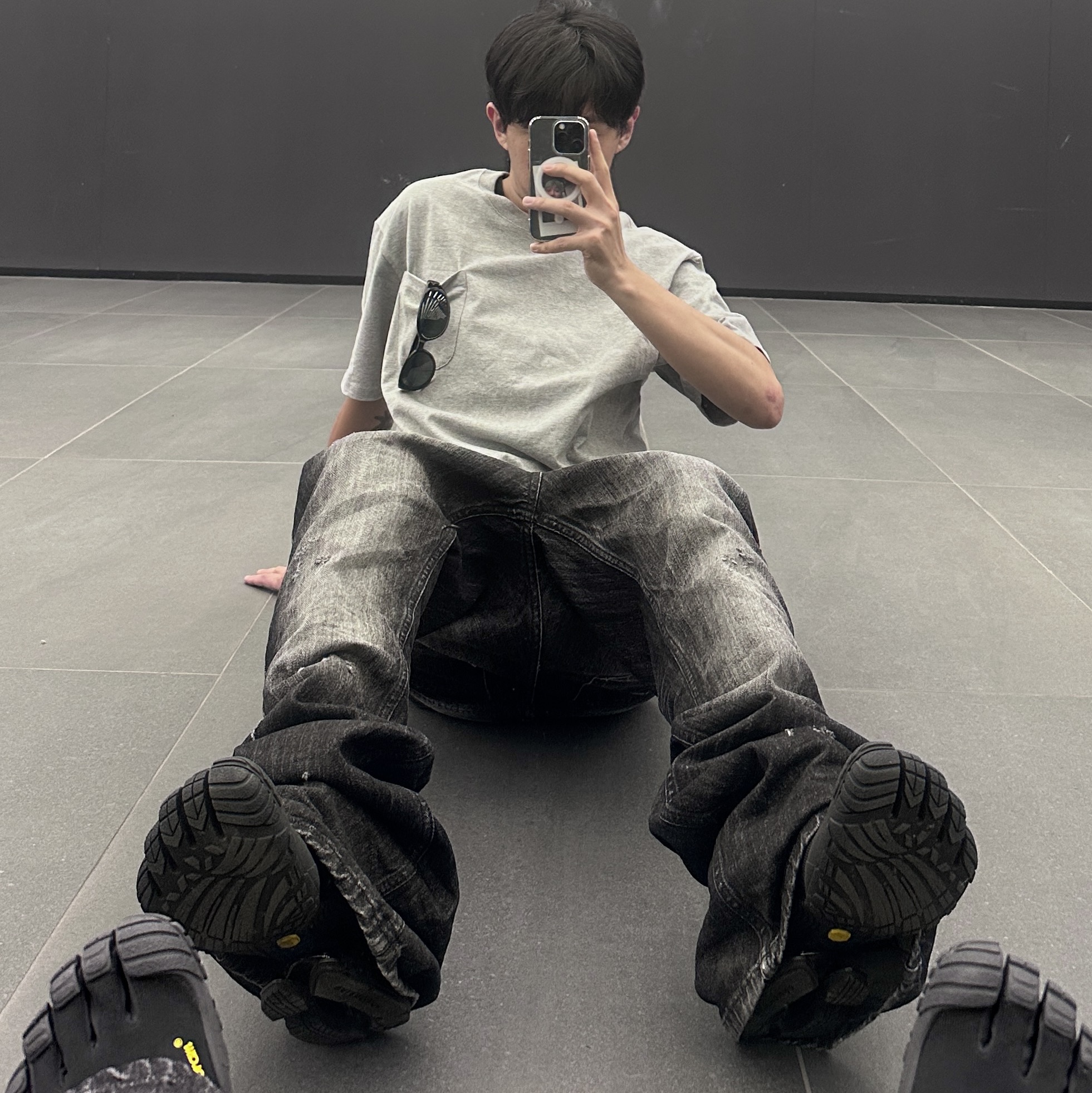 Balenciaga Toe Lace-Up Vibram Sneakers Black 착용 스타일 - 4