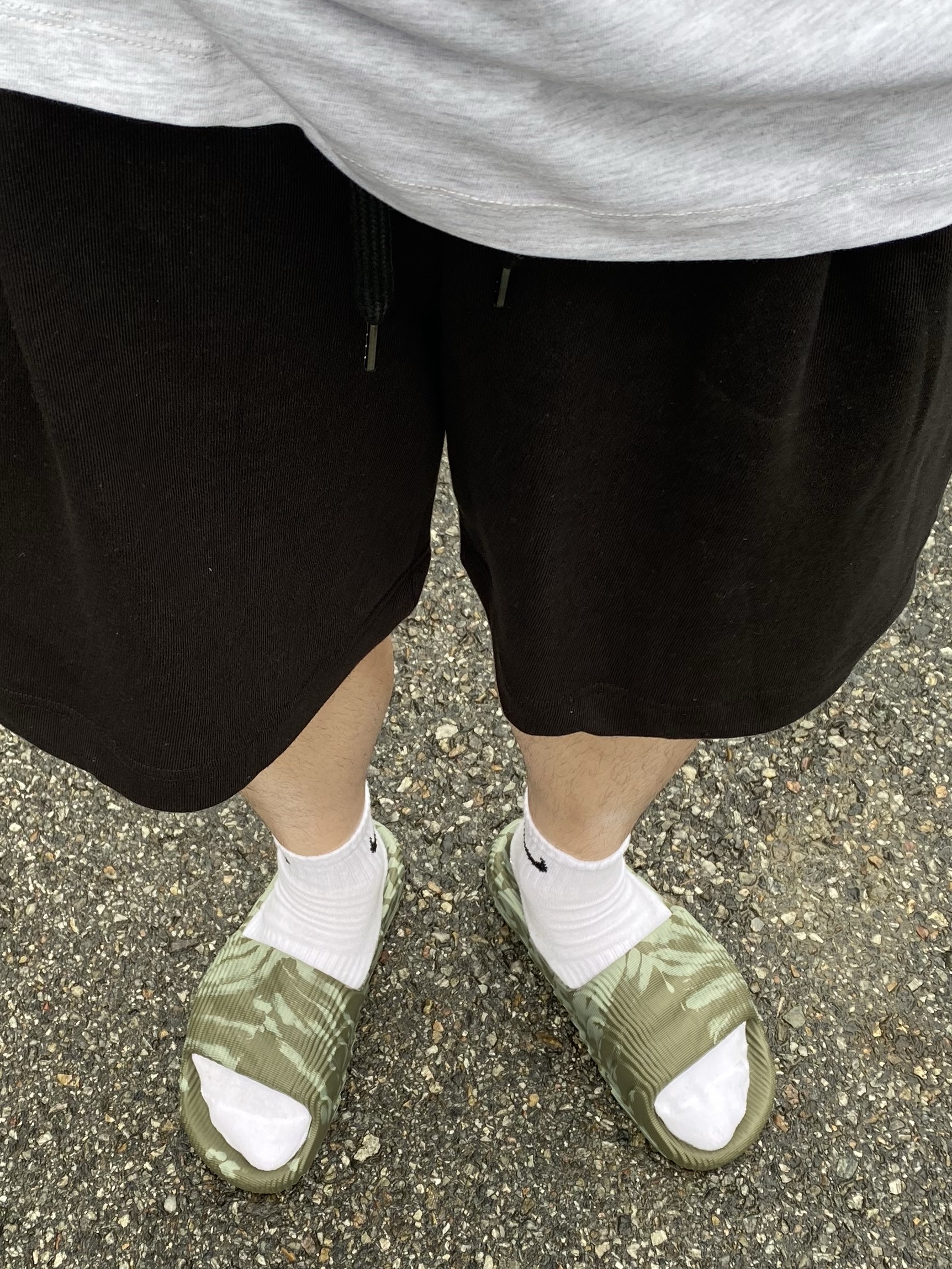 Casio AQ-230A-2A2MQY, Adidas Adilette 22 Olive Strata 착용 스타일 - 2